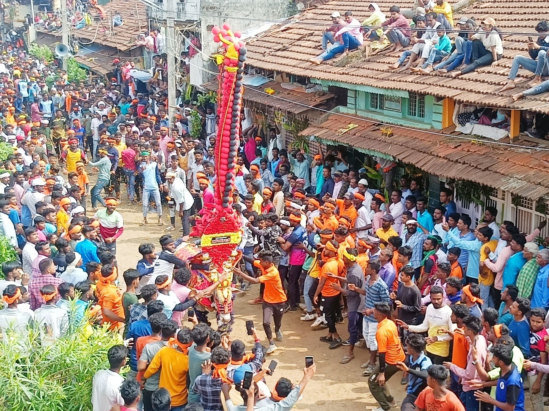 ಶಿಕಾರಿಪುರದ ದೊಡ್ಡಕೇರಿಯಲ್ಲಿ ಗುರುವಾರ ದೀಪಾವಳಿ ಹಬ್ಬದ ಪ್ರಯುಕ್ತ ಹೋರಿ ಹಬ್ಬ ವಿಜೃಂಭಣೆಯಿಂದ ನಡೆಯಿತು. ಚಿತ್ರ: ಎಚ್.ಎಸ್. ರಘು