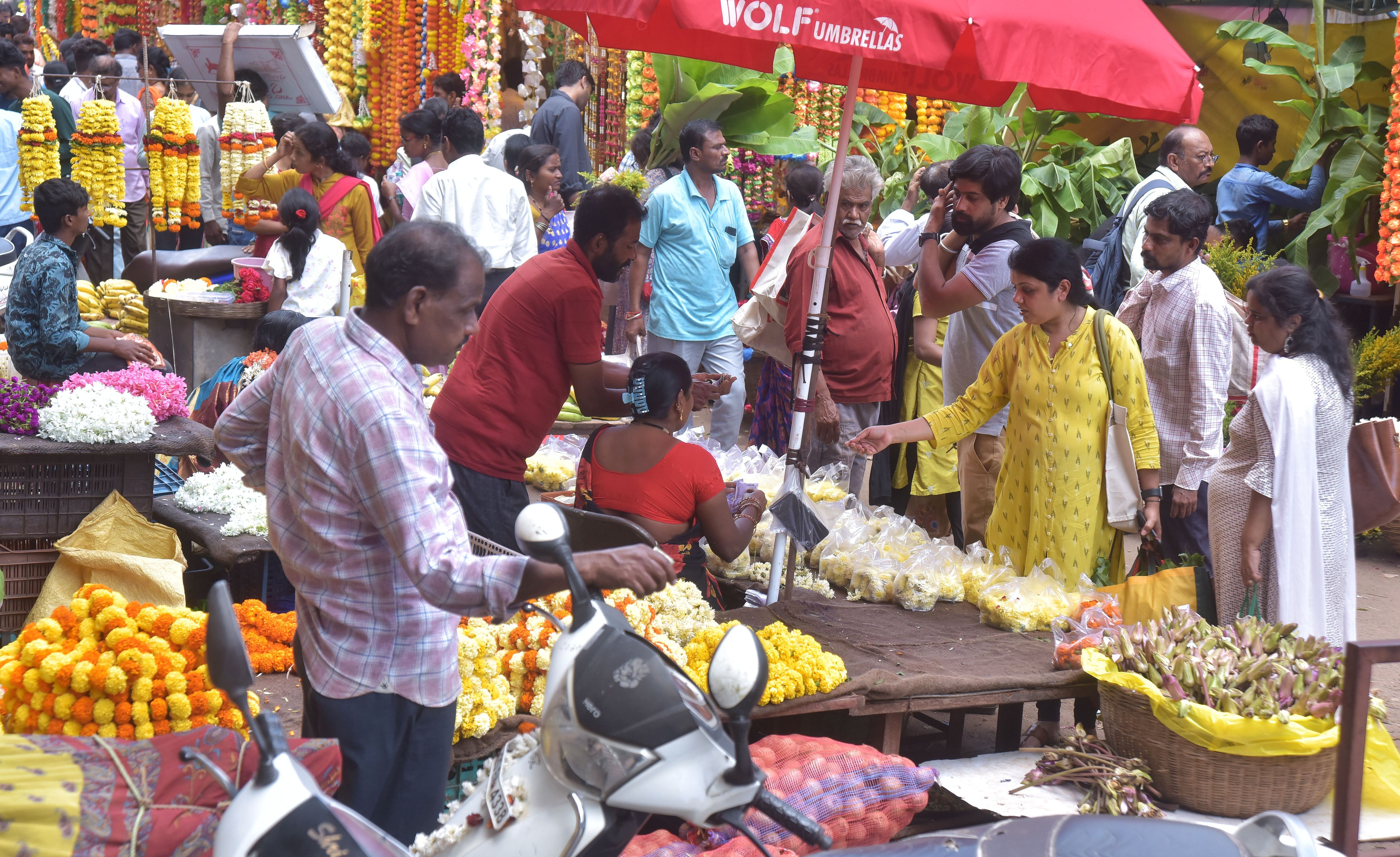 ಹುಬ್ಬಳ್ಳಿಯ ದುರ್ಗದಬೈಲ್‌ನಲ್ಲಿ ಹೂವಿನ ವ್ಯಾಪಾರದಲ್ಲಿ ತೊಡಗಿರುವ ಬೀದಿಬದಿ ವ್ಯಾಪಾರಿಗಳು ಪ್ರಜಾವಾಣಿ ಚಿತ್ರ– ಗುರು ಹಬೀಬ