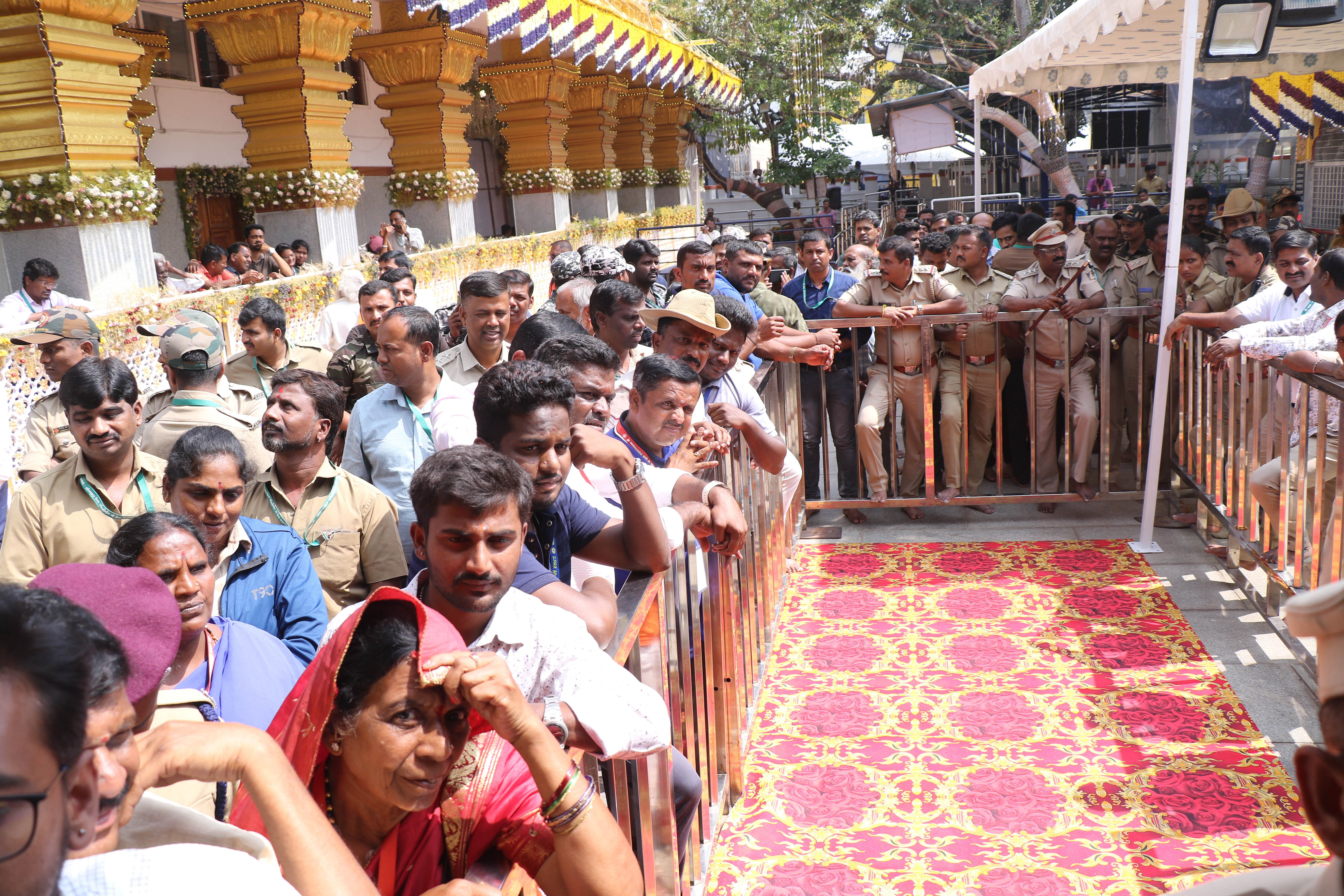 ದರ್ಶನೋತ್ಸವದ ಕೊನೆಯ ದಿನವಾದ ಬುಧವಾರ ದರ್ಶನಕ್ಕೆ ಬಂದಿದ್ದ ಭಕ್ತರು