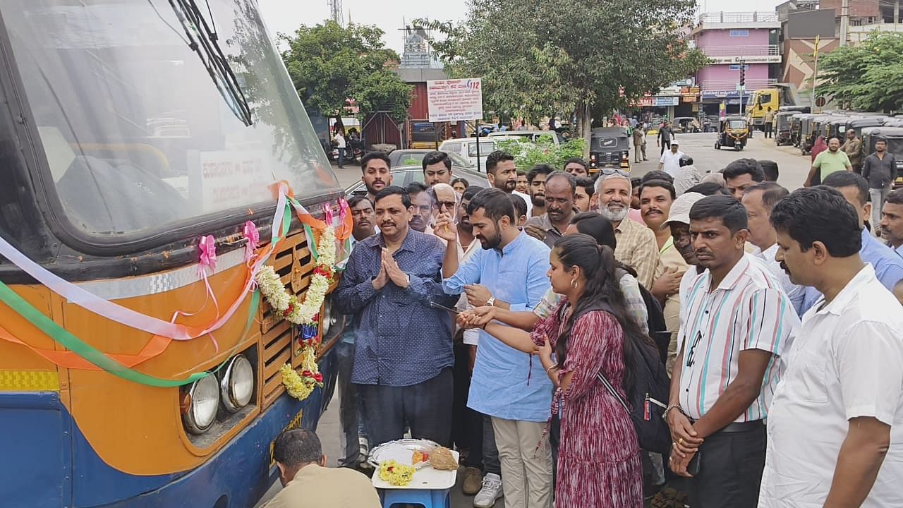 ಕುಶಾಲನಗರದಿಂದ ಹಾರಂಗಿ ಮಾರ್ಗವಾಗಿ ಸಾರಿಗೆ ಬಸ್ ಸಂಚಾರಕ್ಕೆ ಬುಧವಾರ ಶಾಸಕ ಡಾ.ಮಂತರ್ ಗೌಡ ಚಾಲನೆ ನೀಡಿದರು