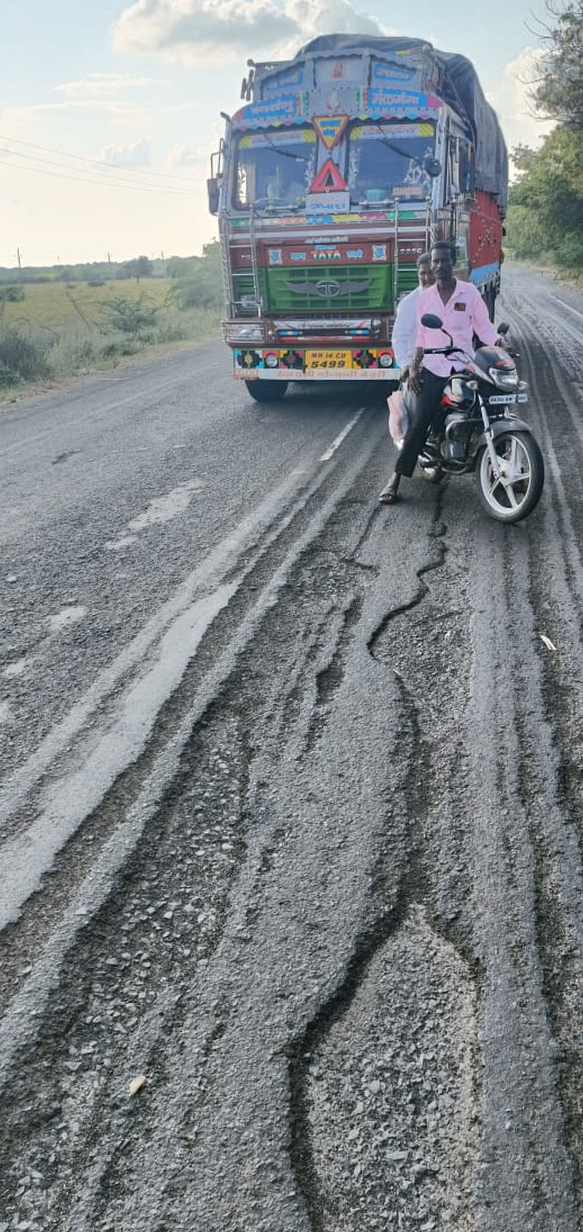 ಕಲಬುರಗಿ–ಅಫಜಲಪುರ ರಾಷ್ಟ್ರೀಯ ಹೆದ್ದಾರಿಯಲ್ಲಿ ಅಪಾಯಕಾರಿ ಗುಂಡಿಗಳು ಬಿದ್ದಿರುವುದು