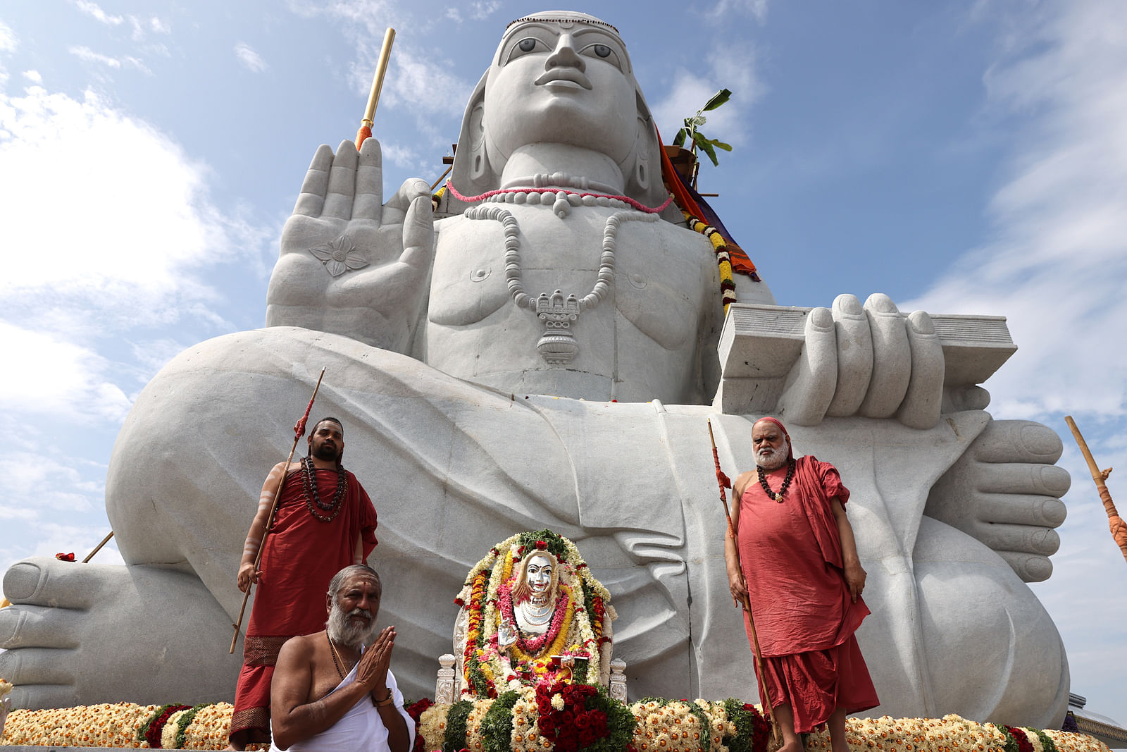 ಶೃಂಗೇರಿಯ ಆದಿ ಶಂಕರಚಾರ್ಯ ಬೆಟ್ಟದಲ್ಲಿ ಶಂಕರಾಚಾರ್ಯರ 32 ಎತ್ತರದ ಶಿಲಾ ಪ್ರತಿಮೆಯನ್ನು ಶೃಂಗೇರಿ ಶಾರದಾ ಪೀಠದ ಉಭಯ ಗುರುಗಳಾದ ಭಾರತಿತೀರ್ಥ ಸ್ವಾಮೀಜಿ ಮತ್ತು ವಿಧುಶೇಖರಭಾರತಿ ಸ್ವಾಮೀಜಿ ಅನಾವರಣಗೊಳಿಸಿದರು