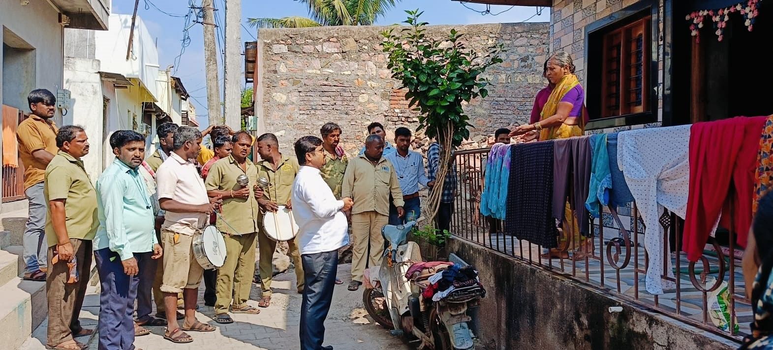 ಮಹಾಲಿಂಗಪುರ ಸಮೀಪದ ರನ್ನಬೆಳಗಲಿಯಲ್ಲಿ ಪಟ್ಟಣ ಪಂಚಾಯ್ತಿ ವತಿಯಿಂದ ಆಸ್ತಿ ತೆರಿಗೆ ವಸೂಲಾತಿಗೆ ವಾದ್ಯಗಳನ್ನು ಬಾರಿಸುವ ಮೂಲಕ ವಿನೂತನವಾಗಿ ಕಾರ್ಯಕ್ರಮ ನಡೆಸಲಾಯಿತು.