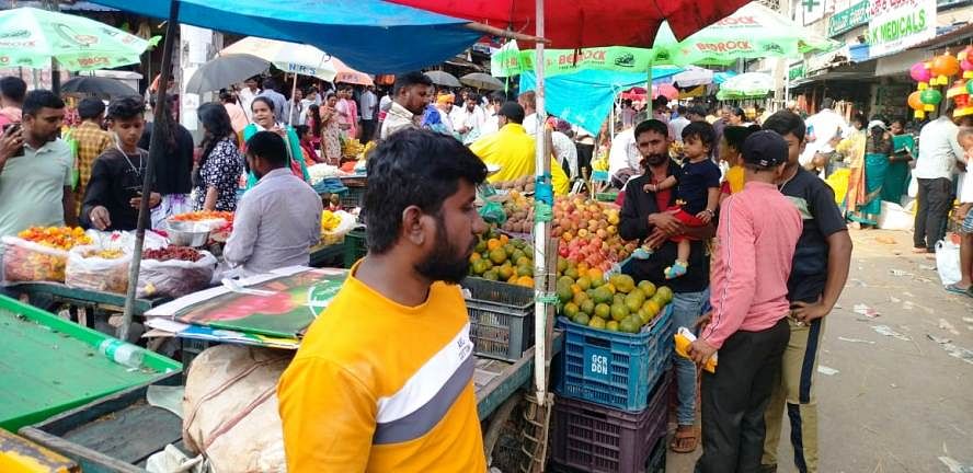 ಅರಸೀಕೆರೆ ಮಾರುಕಟ್ಟೆಯಲ್ಲಿ ಜನರು ಅಗತ್ಯ ವಸ್ತುಗಳ ಖರೀದಿಯಲ್ಲಿ ನಿರತರಾಗಿದ್ದರು.