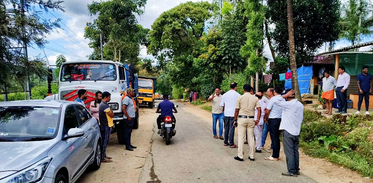 ಕಲ್ಲು ಗಣಿಗಾರಿಕೆ ಸ್ಥಗಿತಗೊಳಿಸುವಂತೆ ಆಲ್ದೂರು ಸಮೀಪದ ಮಾಗರವಳ್ಳಿ ಪಂಚಾಯತಿ ವ್ಯಾಪ್ತಿಯ ಗ್ರಾಮಸ್ಥರು ಕ್ರಷರ್ ಟಿಪ್ಪರ್‌ಗಳನ್ನು ತಡೆದು ಪ್ರತಿಭಟಿಸಿದರು 