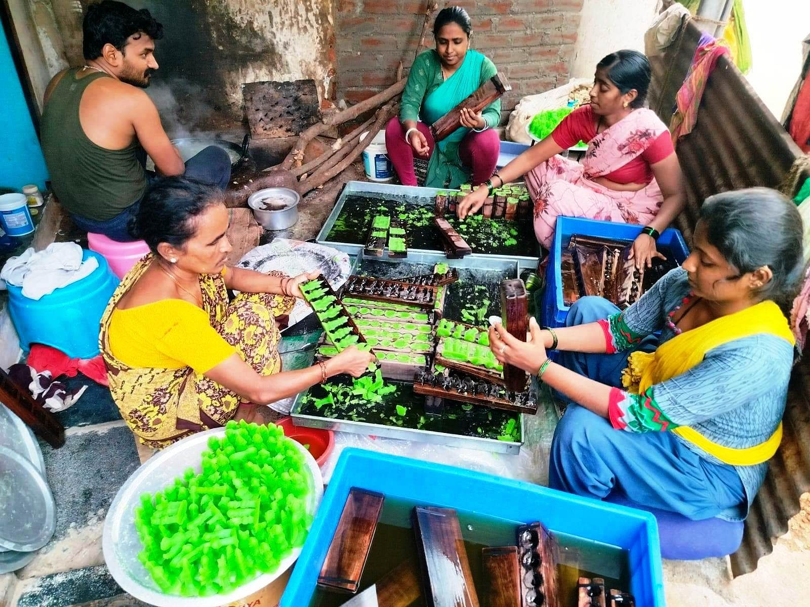 ಕೊಟ್ಟೂರಿನ ಜವಳಿ ಬೀದಿಯಲ್ಲಿರುವ ಶಿವಶಂಕರಸ್ವಾಮಿ ಅವರ ಮನೆಯಲ್ಲಿ ಸಕ್ಕರೆ ಆರತಿಗಳನ್ನು ತಯಾರಿಸುತ್ತಿರುವುದು