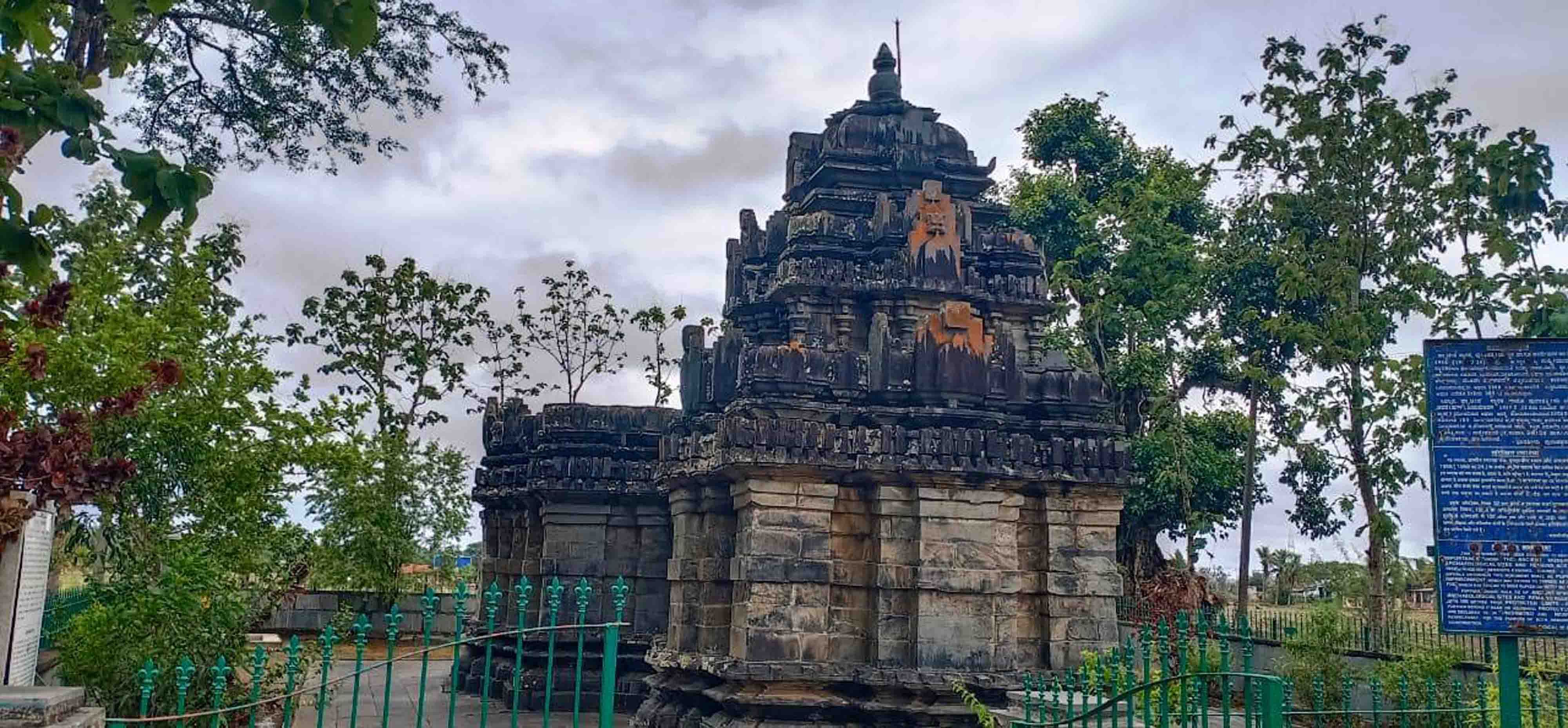 ಬಾಳಂಬೀಡ ಗ್ರಾಮದಲ್ಲಿರುವ ಐತಿಹಾಸಿಕ ಕಲ್ಮೇಶ್ವರ ದೇವಸ್ಥಾನ