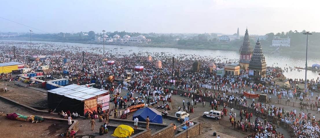 ಮಹಾರಾಷ್ಟ್ರದ ಪಂಢರಪುರದಲ್ಲಿ ಗುರುವಾರ ಲಕ್ಷಾಂತರ ಭಕ್ತರು ಚಂದ್ರಭಾಗಾ ನದಿಯಲ್ಲಿ ಪುಣ್ಯ ಸ್ನಾನ ಮಾಡಿದರು