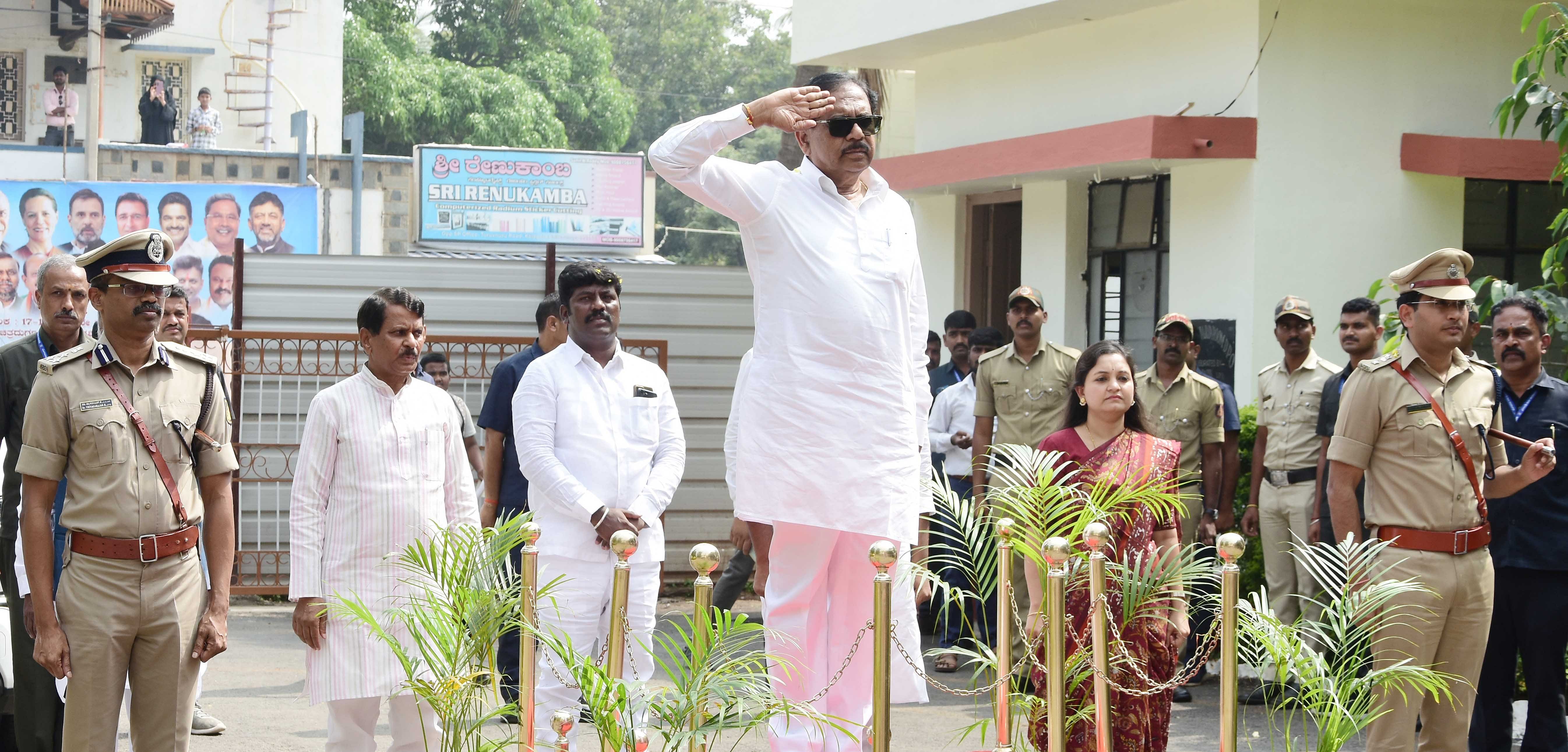 ಚಿತ್ರದುರ್ಗದ ಪೊಲೀಸ್‌ ವರಿಷ್ಠಾಧಿಕಾರಿ ಕಚೇರಿಯಲ್ಲಿ ಗೃಹ ಸಚಿವ ಜಿ.ಪರಮೇಶ್ವರ ಅವರು ಗೌರವ ವಂದನೆ ಸ್ವೀಕರಿಸಿದರು. ಐಜಿಪಿ ತ್ಯಾಗರಾಜ್, ಮಾಜಿ ಸಂಸದ ಬಿ.ಎನ್‌.ಚಂದ್ರಪ್ಪ, ಜಿಲ್ಲಾಧಿಕಾರಿ ದಿವ್ಯಾ ಪ್ರಭು, ಜಿಲ್ಲಾ‌ ಪೊಲೀಸ್ ವರಿಷ್ಠಾಧಿಕಾರಿ ಧರ್ಮೇಂದ್ರ ಕುಮಾರ್‌ ಮೀನಾ ಇದ್ದರು