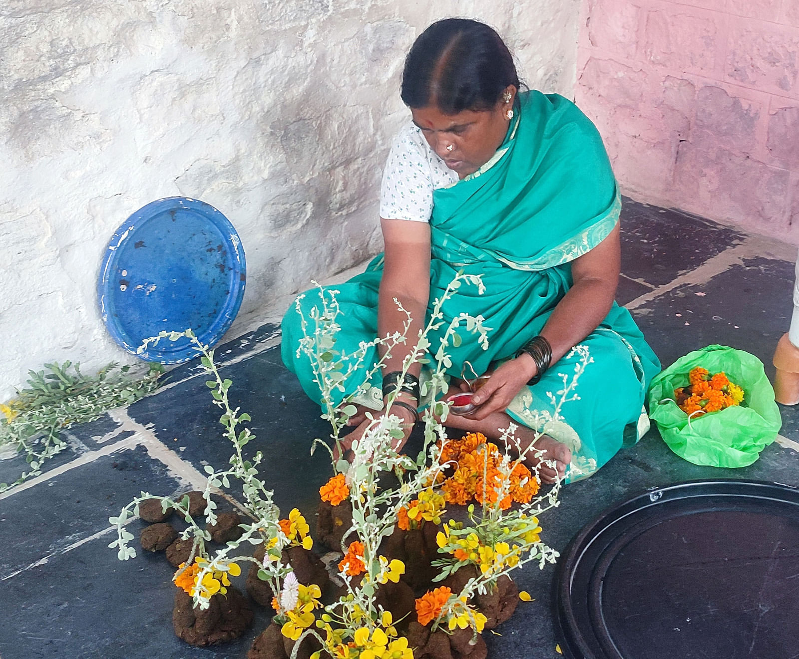 ಪಾಂಡವರನ್ನು ತಯಾರಿಸುತ್ತಿರುವ ಮಹಿಳೆ