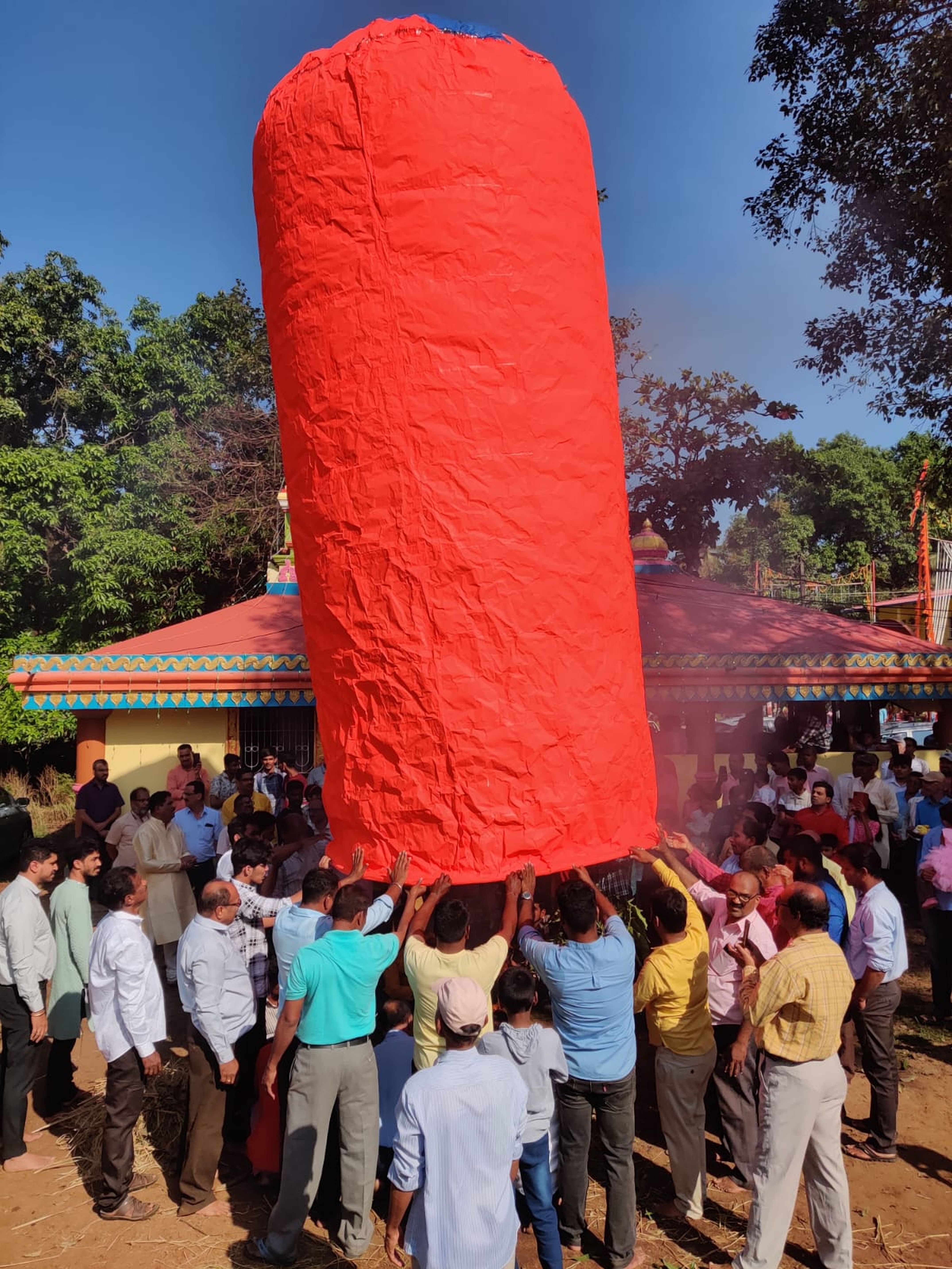 ಕಾರವಾರ ತಾಲ್ಲೂಕಿನ ಮಾಜಾಳಿಯಲ್ಲಿ ರಾಮನಾಥ ದೇವರ ಜಾತ್ರೆ ಅಂಗವಾಗಿ ದೊಡ್ಡ ಗಾತ್ರದ ಬಲೂನ್‍ನ್ನು ಹಾರಿ ಬಿಡಲಾಯಿತು.
ಚಿತ್ರ: ಕೆ.ಸುರೇಂದ್ರ