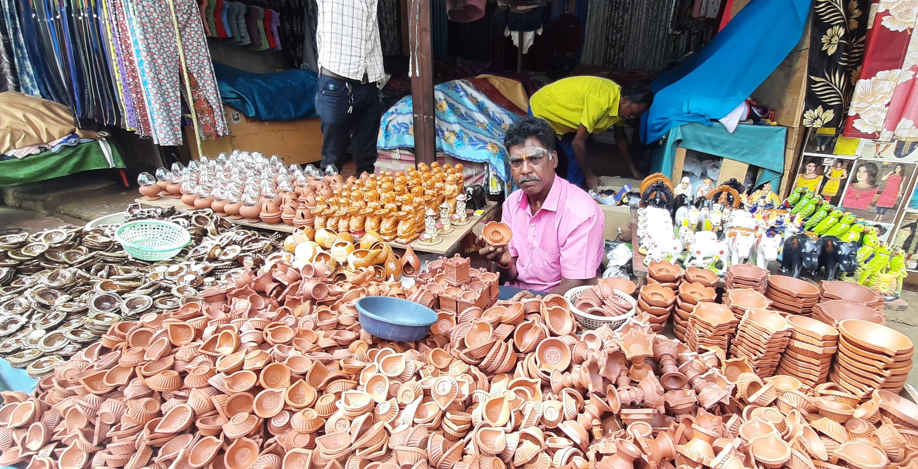 ಹುಬ್ಬಳ್ಳಿಯ ಕೊಪ್ಪಿಕರ್‌ ರಸ್ತೆಯಲ್ಲಿ ಹಣತೆಗಳ ವ್ಯಾಪಾರ ಮಾಡುತ್ತಿರುವ ತಮಿಳುನಾಡಿನ ಅಣ್ಣಾಮಲೈ