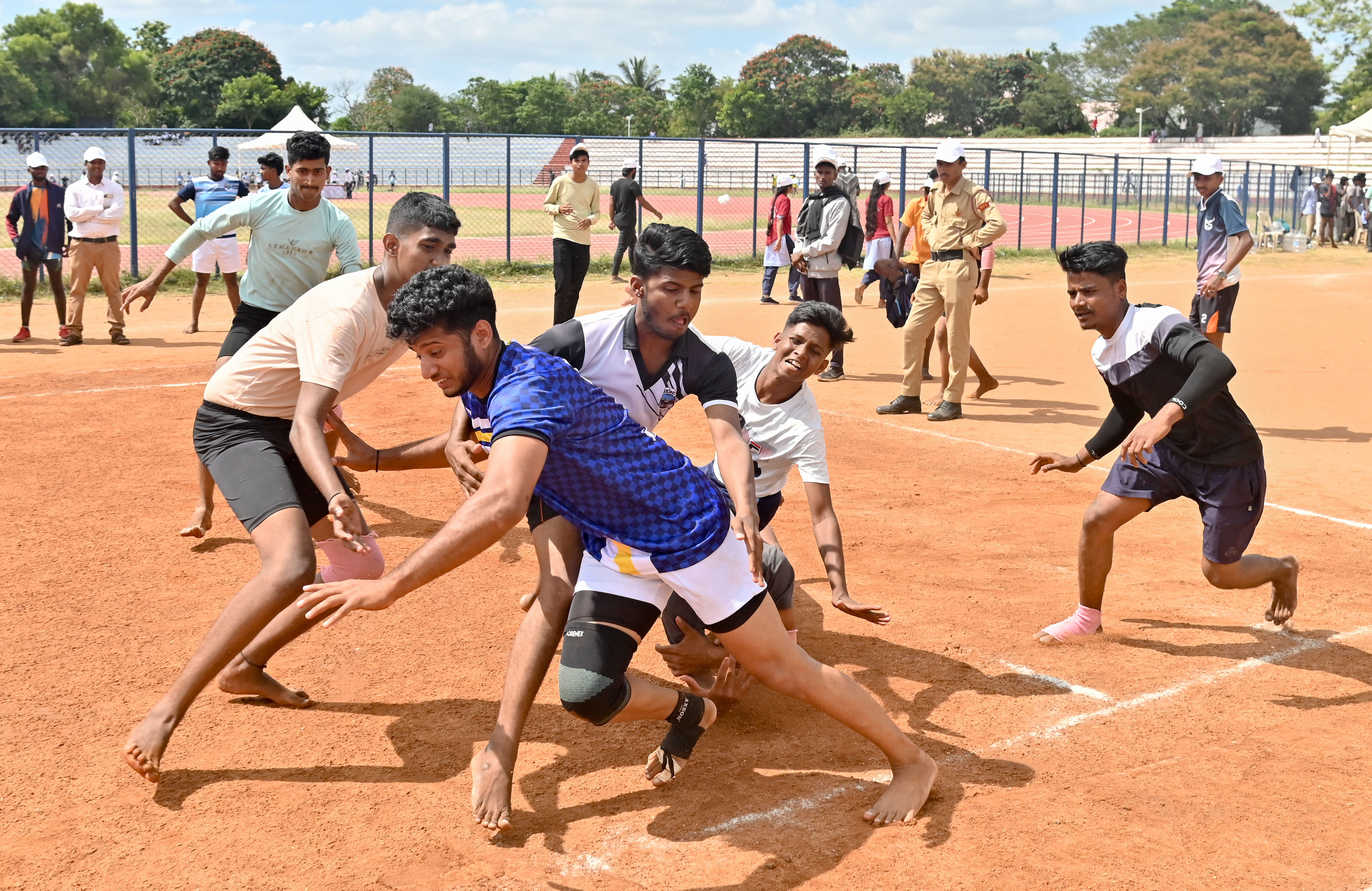 ರಾಜ್ಯ ಮಟ್ಟದ ಅಂತರ ಪಾಲಿಟೆಕ್ನಿಕ್ ಕ್ರೀಡಾಕೂಟದ ಕಬಡ್ಡಿ ಪಂದ್ಯದಲ್ಲಿ ಸುಳ್ಯ ಹಾಗೂ ಬಾಗಲಕೋಟೆ ಪಾಲಿಟೆಕ್ನಿಕ್ ತಂಡಗಳ ಆಟಗಾರರು ಪೈಪೋಟಿ ನಡೆಸಿದ ಕ್ಷಣ ಪ್ರಜಾವಾಣಿ ಚಿತ್ರ/ಅನೂಪ್ ರಾಘ.ಟಿ.