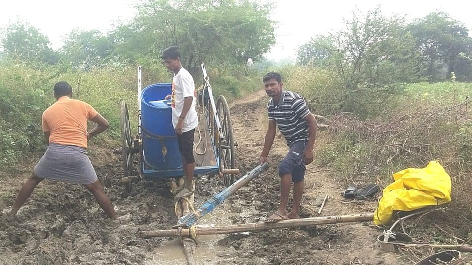 ಕಾಲು ದಾರಿಯ ಸಂಕಷ್ಟ ತಪ್ಪಿಸಿ ಹಣಾದಿ ರಸ್ತೆ ನಿರ್ಮಿಸುವಂತೆ ಹಣ್ಣಿಕೇರಾ ಗ್ರಾಮದ ರೈತರು ಒತ್ತಾಯಿಸಿದ್ದಾರೆ