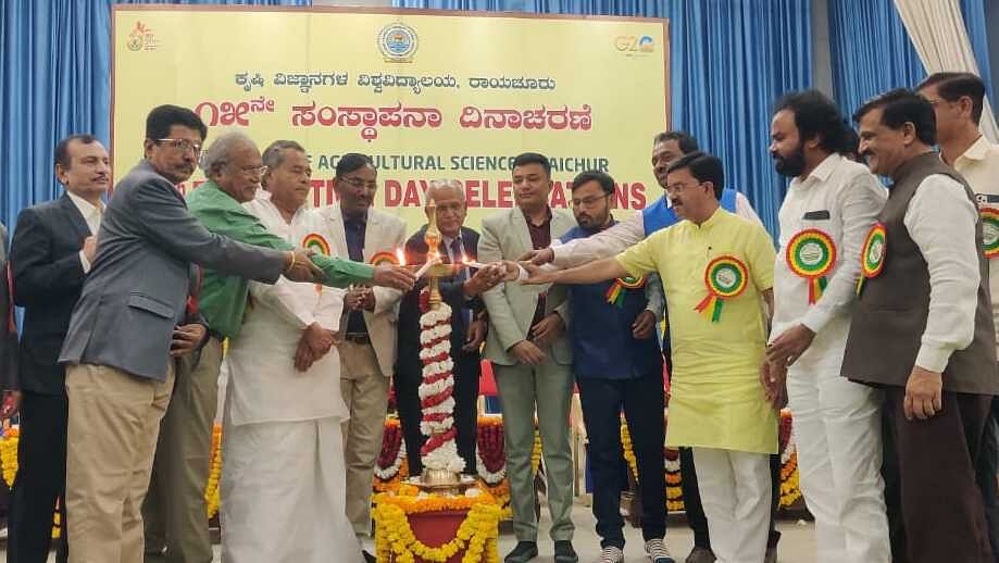 ರಾಯಚೂರಿನ ಕೃಷಿ ವಿಜ್ಞಾನಗಳ ವಿಶ್ವವಿದ್ಯಾಲಯದ ಪ್ರೇಕ್ಷಾಗೃಹದಲ್ಲಿ ಹಮ್ಮಿಕೊಂಡಿದ್ದ ವಿಶ್ವವಿದ್ಯಾಲಯದ15ನೇ ಸಂಸ್ಥಾಪನಾ ದಿನಾಚರಣೆ ಕಾರ್ಯಕ್ರಮವನ್ನು ಕೆಳದಿ ಶಿವಪ್ಪ ನಾಯಕ ಕೃಷಿ ಮತ್ತು ತೋಟಗಾರಿಕೆ ವಿಜ್ಞಾನಗಳ ವಿಶ್ವವಿದ್ಯಾಲಯ ವಿಶ್ರಾಂತ ಕುಲಪತಿ ಸಿ.ವಾಸುದೇವಪ್ಪ ಉದ್ಘಾಟಿಸಿದರು