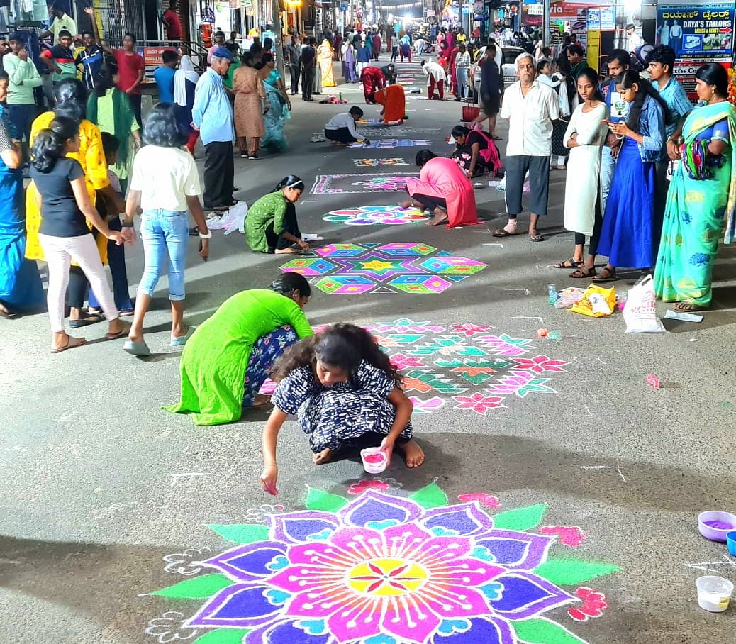 ಕುಶಾಲನಗರದಲ್ಲಿ ತಾಲ್ಲೂಕು ಕನ್ನಡ ಸಾಹಿತ್ಯ ಪರಿಷತ್ತಿನ ವತಿಯಿಂದ ಏರ್ಪಡಿಸಿದ್ದ ರಂಗೋಲಿ ಸ್ಪರ್ಧೆ ಗಮನ ಸೆಳೆಯಿತು