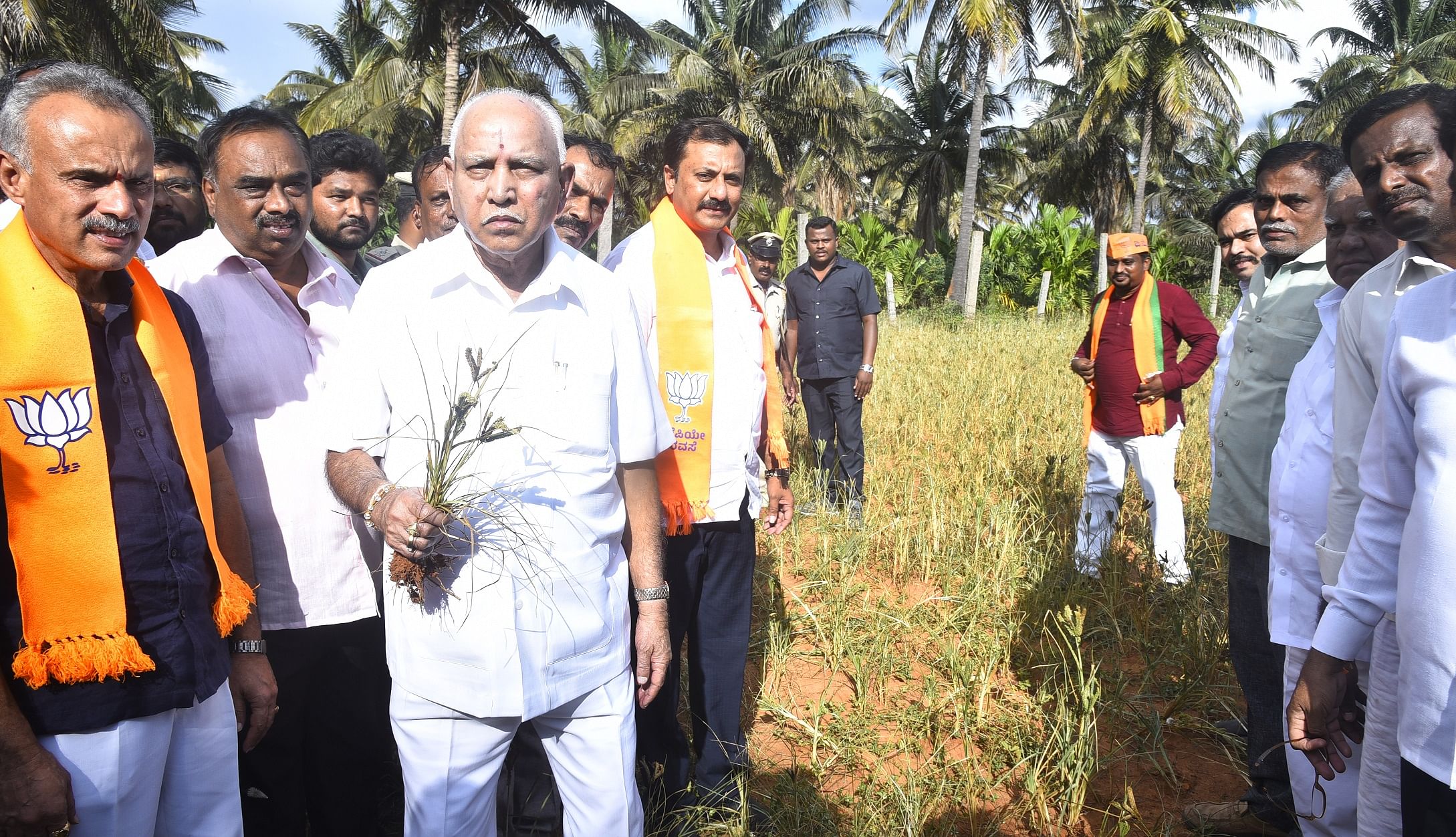 ಗುಬ್ಬಿ ತಾಲ್ಲೂಕು ಚೇಳೂರು ಬಳಿ ಸೋಮವಾರ ಒಣಗಿರುವ ರಾಗಿ ಬೆಳೆಯನ್ನು ಬಿಜೆಪಿ ಸಂಸದೀಯ ಮಂಡಳಿ ಸದಸ್ಯ ಬಿ.ಎಸ್.ಯಡಿಯೂರಪ್ಪ ಪರಿಶೀಲಿಸಿದರು. ಶಾಸಕ ಬಿ.ಸುರೇಶ್‌ಗೌಡ, ಬಿಜೆಪಿ ಮುಖಂಡರು ಇದ್ದಾರೆ