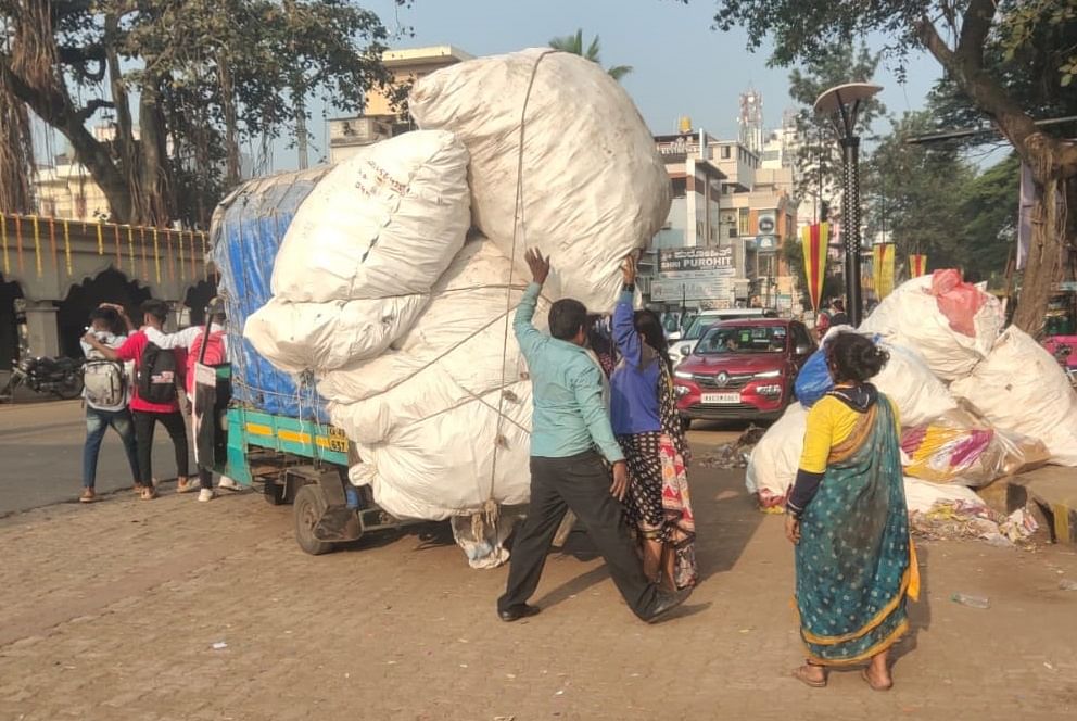 ಬೆಳಗಾವಿಯ ರಾಣಿ ಚನ್ನಮ್ಮ ವೃತ್ತದಲ್ಲಿ ಗುರುವಾರ ಚಿಂದಿ ಆಯುವವರು ಸಂಗ್ರಹಿಸಿದ ನೀರಿನ ಪ್ಲಾಸ್ಟಿಕ್‌ ಬಾಟಲಿಗಳನ್ನು ಪಾಲಿಕೆ ವಾಹನದಲ್ಲಿ ಸಾಗಿಸಲಾಯಿತು