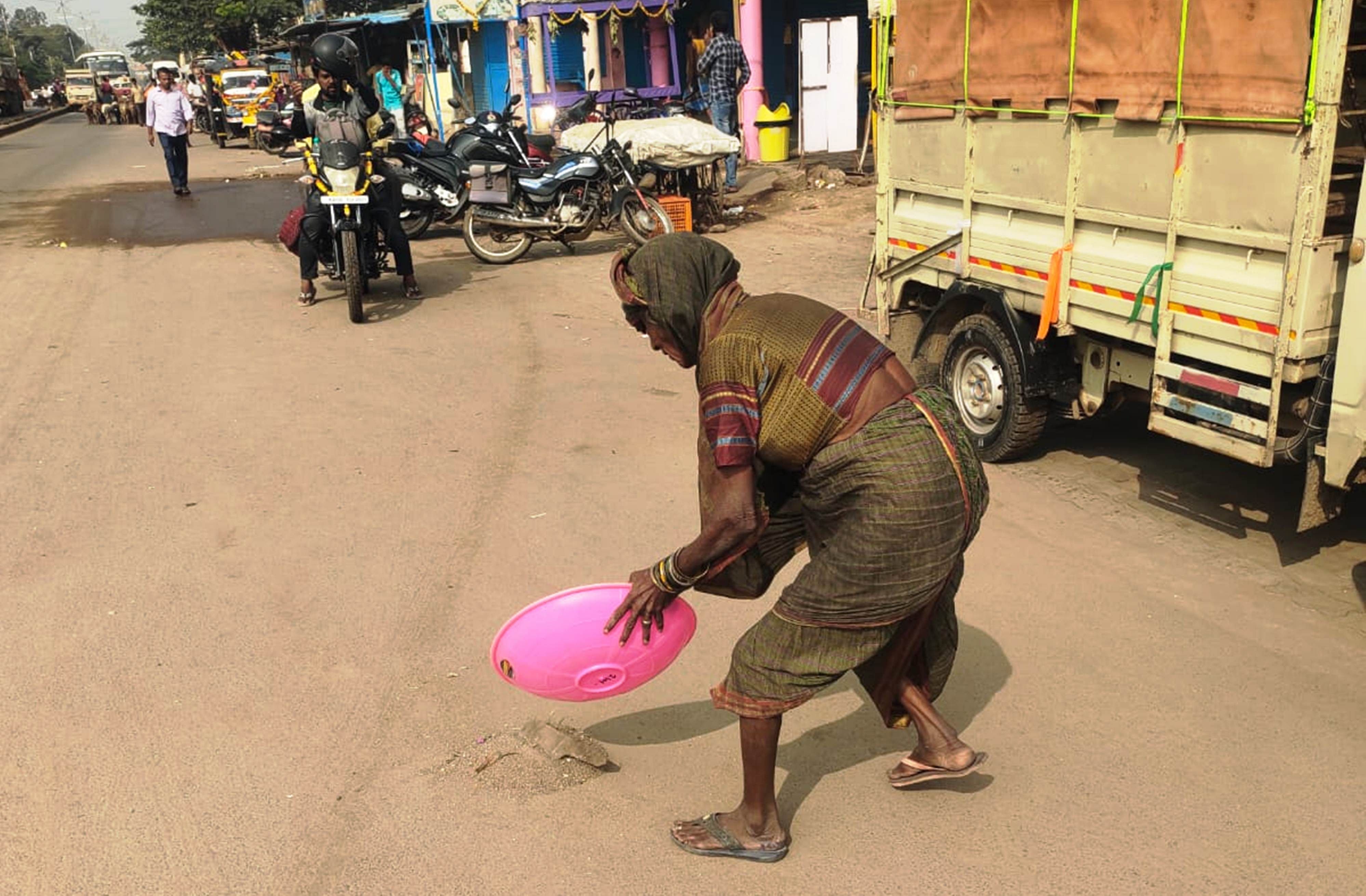 ಕುಷ್ಟಗಿಯಲ್ಲಿ ಹನುಮವ್ವ ಎಂಬ ವೃದ್ಧೆ ಮುಖ್ಯರಸ್ತೆಯಲ್ಲಿನ ಮಣ್ಣು ತೆಗೆದುಹಾಕಿದರು