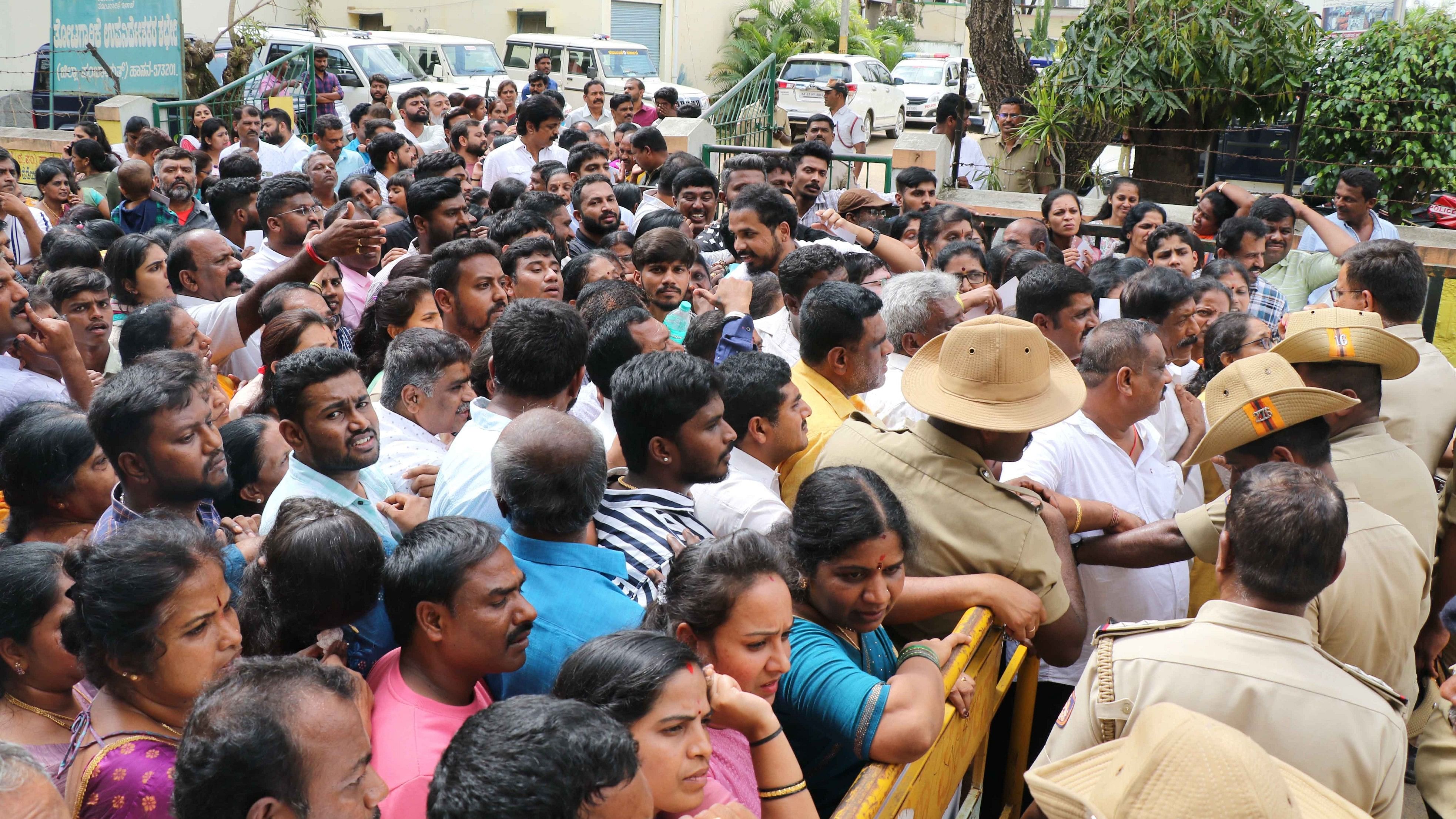 ಪ್ರವೇಶ ದ್ವಾರದ ಬಳಿ ಒಮ್ಮೆಲೇ ಹೆಚ್ಚಿನ ಜನರು ಬಂದಿದ್ದರಿಂದ ಕೆಲಕಾಲ ನೂಕುನುಗ್ಗಲು ಉಂಟಾಗಿತ್ತು. 