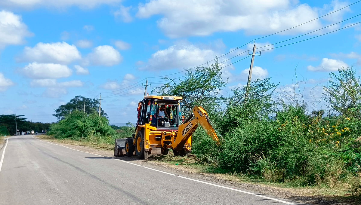 ನರೇಗಲ್-ಗಜೇಂದ್ರಗಡ ಮಾರ್ಗದ ರಸ್ತೆಗೆ ಚಾಚಿಕೊಂಡಿದ್ದ ಗಿಡದ ಟೊಂಗೆಗಳ ತೆರುವು ಕಾರ್ಯಾಚರಣೆ ನಡೆದಿದೆ