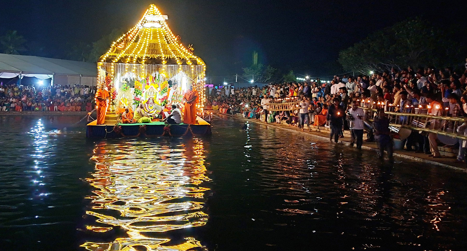 ಹಿರೀಸಾವೆ ಹೋಬಳಿಯ ಕಬ್ಬಳಿ ಜಾತ್ರೆಯಲ್ಲಿ ಸೋಮವಾರದ ಹುಣ್ಣಿಮೆ ರಾತ್ರಿ ಬಸವೇಶ್ವರ ಸ್ವಾಮಿ ದೇವಾಲಯದ ಪಕ್ಕದ  ಕಲ್ಯಾಣಿಯಲ್ಲಿ ದೇವರು, ನಿರ್ಮಲಾನಂದನಾಥ ಸ್ವಾಮೀಜಿ ಅವರ ತೆಪ್ಪೋತ್ಸವ ಜರುಗಿತು