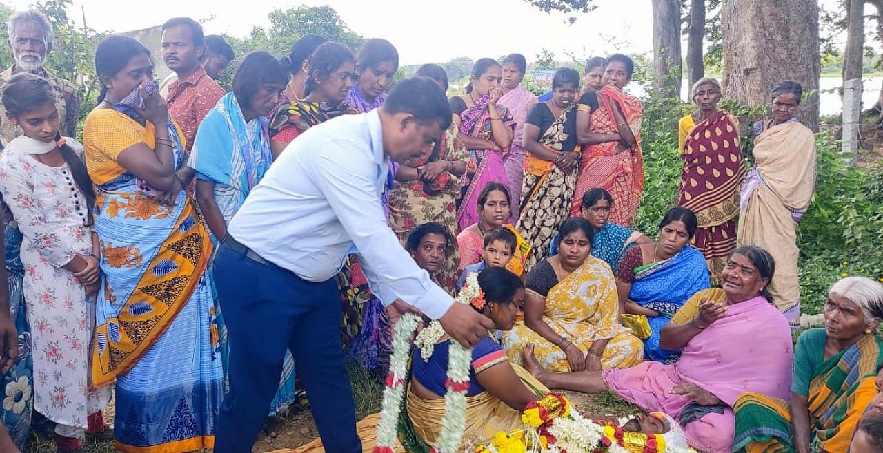 ಬೆಳಕವಾಡಿ ಗ್ರಾಮದ ರುದ್ರಭೂಮಿಯಲ್ಲಿ ಗೃಹರಕ್ಷಕ ದಳದ ಜಿಲ್ಲಾ ಕಮಾಂಡೆಂಟ್ ವಿನೋದ್ ಖನ್ನಾ ಮೃತ ಸಿದ್ದ ಅವರ ಅಂತಿಮ ದರ್ಶನ ಪಡೆದರು.