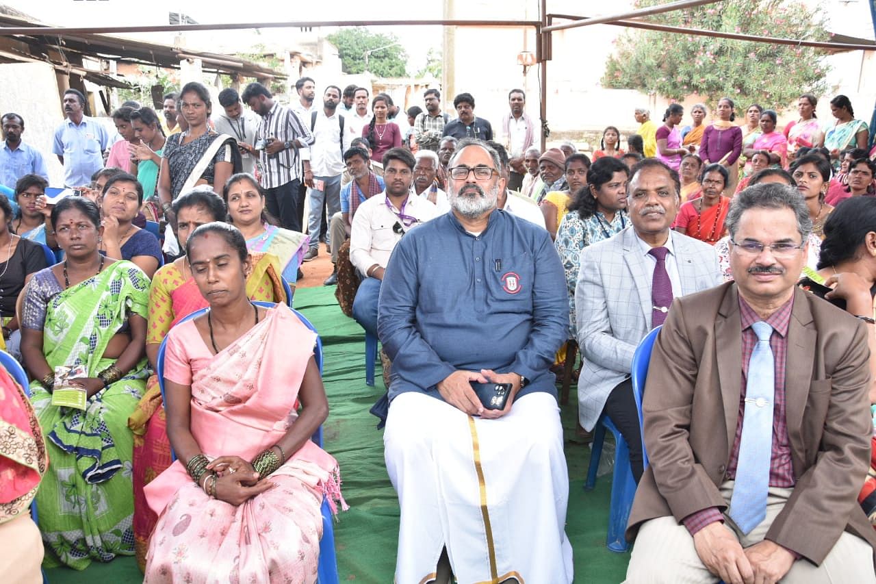 ಚಿಕ್ಕಬಳ್ಳಾಪುರ ತಾಲ್ಲೂಕಿನ ದೊಡ್ಡಮರಳಿ ಗ್ರಾಮದಲ್ಲಿ ನಡೆದ ವಿಕಸಿತ ಭಾರತ ಸಂಕಲ್ಪ ಯಾತ್ರೆ ವೇಳೆ ಪ್ರಧಾನಿ ಅವರ ನೇರ ಪ್ರಸಾರದ ಸಂವಾದವನ್ನು ಕೇಂದ್ರ ಸಚಿವ ರಾಜೀವ್ ಚಂದ್ರಶೇಖರ್ ಜನರ ನಡುವೆ ಕುಳಿತು ವೀಕ್ಷಿಸಿದರು