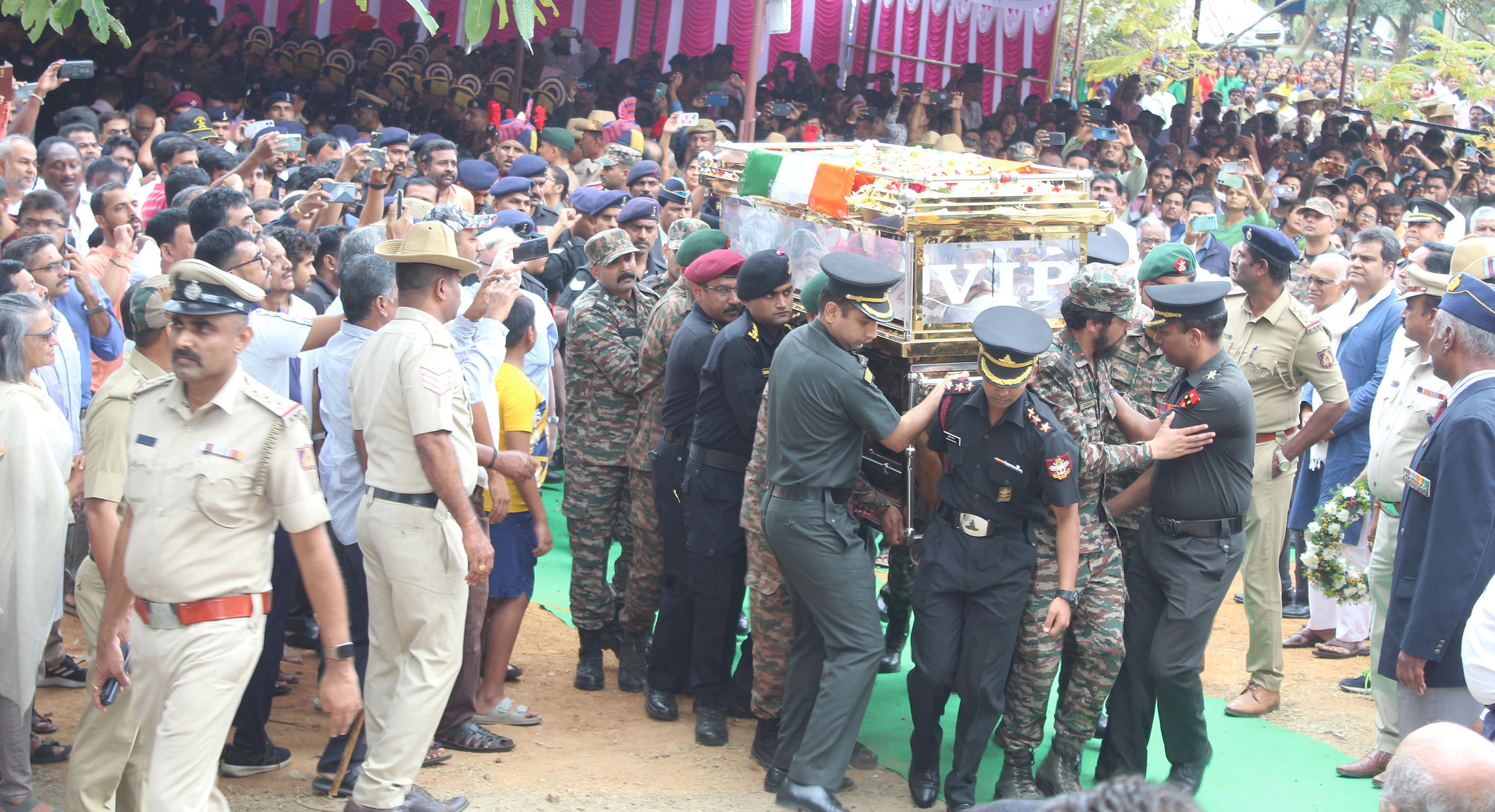 ಆನೇಕಲ್‌ ತಾಲ್ಲೂಕಿನ ಜಿಗಣಿ ಸಮೀಪದ ನಂದನವನ ಬಡಾವಣೆ ಮನೆಯಿಂದ ಹೊರಟ ಕ್ಯಾಪ್ಟನ್‌ ಪ್ರಾಂಜಲ್‌ ಅಂತಿಮ ಯಾತ್ರೆ