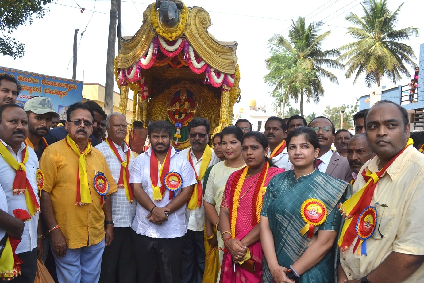 ಹುಣಸೂರು ನಗರದ ರಂಗನಾಥ ಬಡಾವಣೆಯಲ್ಲಿ ಶಾಸಕ ಹರೀಶ್ ಗೌಡ ಭುವನೇಶ್ವರಿ ಉತ್ಸವ ಮೂರ್ತಿಗೆ ಪೂಜೆ ನೆರವೇರಿಸಿ ಮೆರವಣಿಗೆಗೆ ಚಾಲನೆ ನೀಡಿದರು