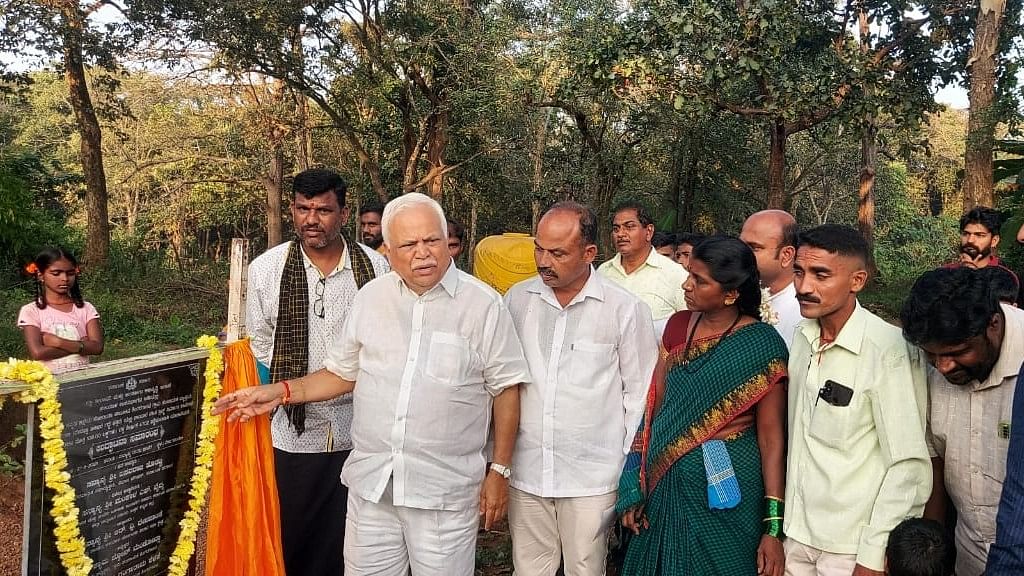 ಜೊಯಿಡಾ ತಾಲ್ಲೂಕಿನ ವೈಜಗಾವದಲ್ಲಿ ಶಾಸಕ ಆರ್.ವಿ ದೇಶಪಾಂಡೆಯವರು ಸೋಮವಾರ ಜಲಜೀವನ ಮಿಷನ್ ಯೋಜನೆಯಡಿ ನಡೆಯುವ ಕುಡಿಯುವ ನೀರಿನ ಕಾಮಗಾರಿಗೆ ಚಾಲನೆ ನೀಡಿದರು