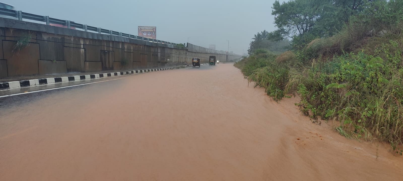 ಮಳೆಯಿಂದಾಗಿ ರಾಮನಗರ ತಾಲ್ಲೂಕಿನ ಕಲ್ಲುಗೋಪನಹಳ್ಳಿ ಬಳಿ ಬೆಂಗಳೂರು–ಮೈಸೂರು ಹೆದ್ದಾರಿಯ ಸರ್ವೀಸ್ ರಸ್ತೆ ಜಲಾವೃತಗೊಂಡಿದೆ