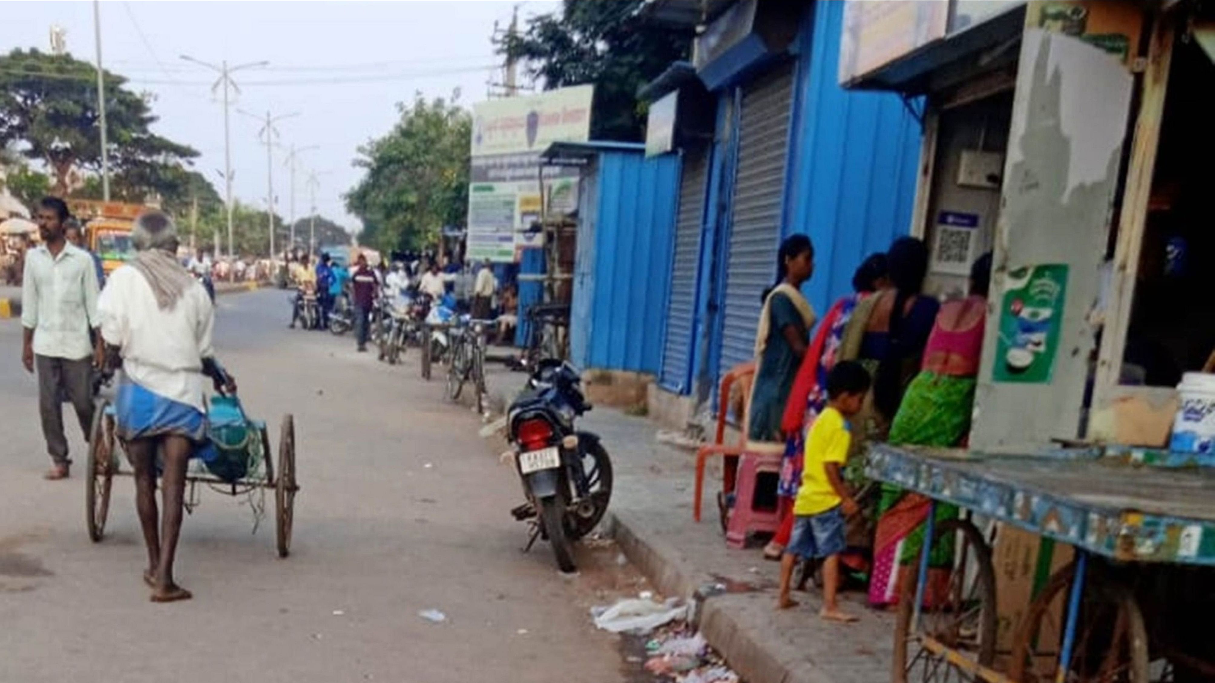 ಕುಷ್ಟಗಿಯಲ್ಲಿ ಅಂಗಡಿಗಳು ಜನರ ಸಂಚಾರಕ್ಕೆ ಅಡ್ಡಿಯಾಗಿರುವುದು