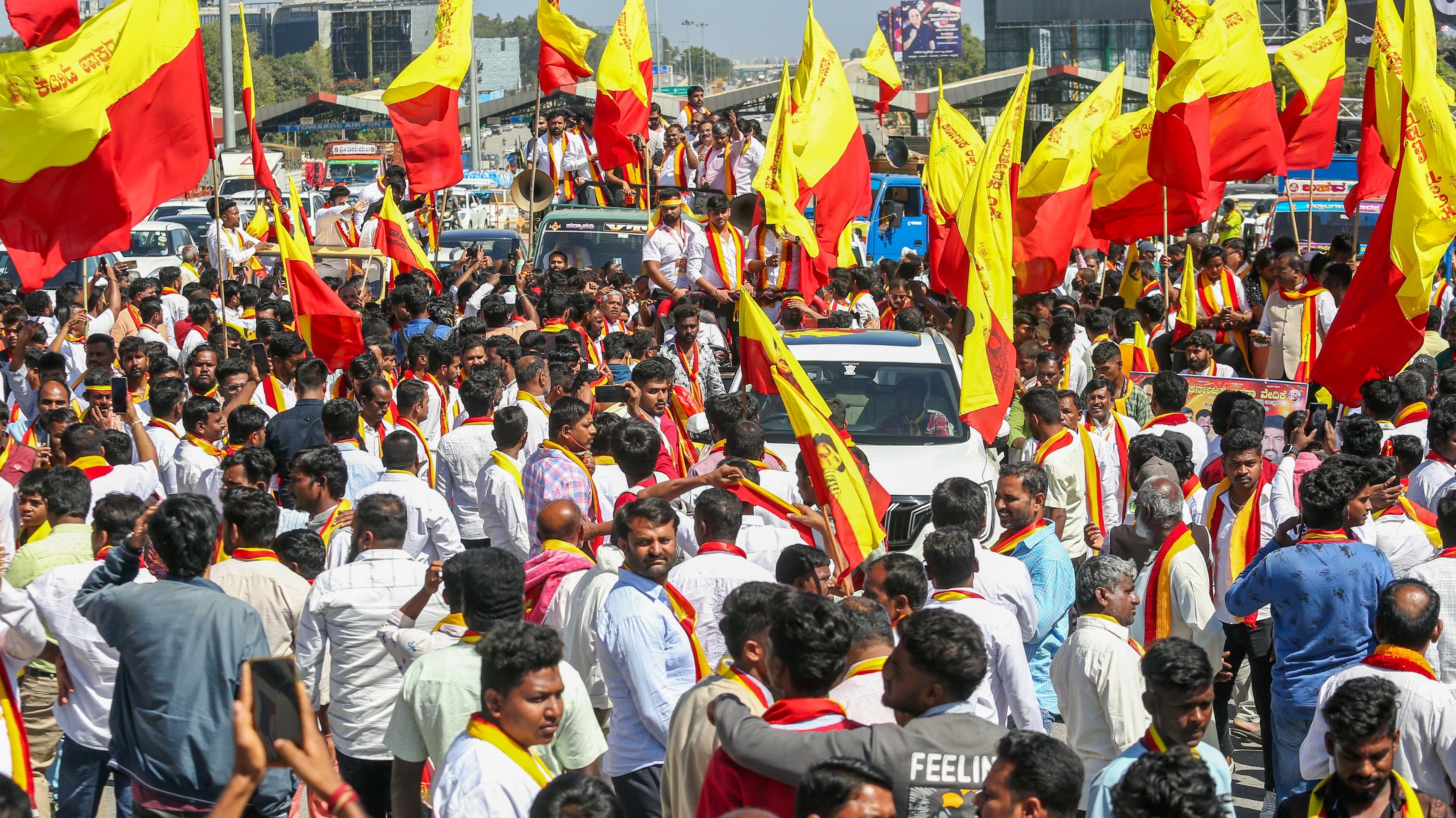 ಕರ್ನಾಟಕ ರಕ್ಷಣಾ ವೇದಿಕೆ ಅಧ್ಯಕ್ಷ ಟಿ.ಎ. ನಾರಾಯಣ ಗೌಡ ನೇತೃತ್ವದಲ್ಲಿ ಬುಧವಾರ ನಗರದ ಏರ್‌ಪೋರ್ಟ್ ರಸ್ತೆಯ ಸಾದಹಳ್ಳಿ ಗೇಟ್‌ನಿಂದ ಕನ್ನಡ ಜಾಗೃತಿ ಮೆರವಣಿಗೆ ನಡೆಯಿತು