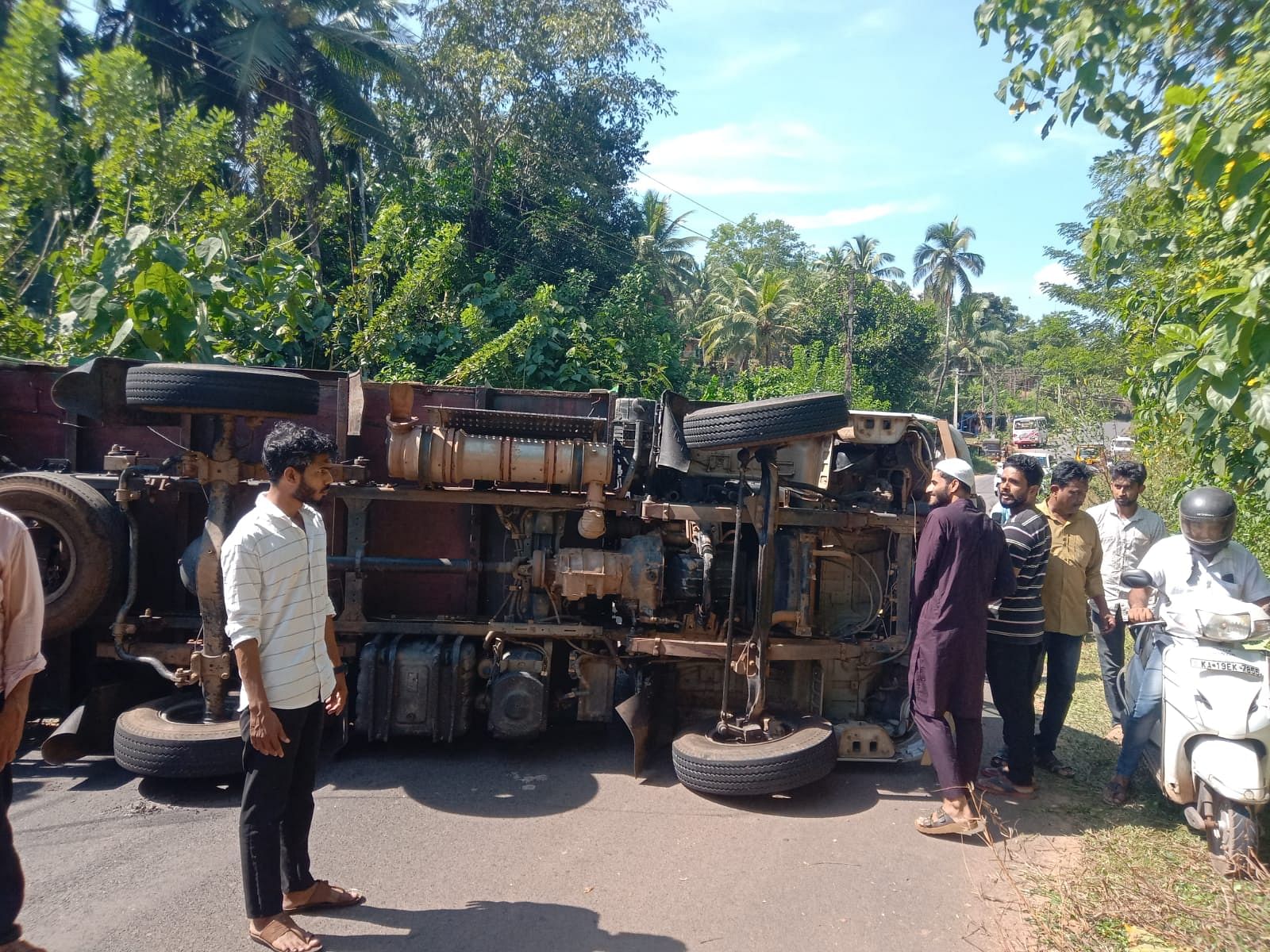 ಕೋಳಿ ಸಾಗಾಟದ ಲಾರಿಯೊಂದು ಚಾಲಕನ ನಿಯಂತ್ರಣ ಕಳೆದುಕೊಂಡು ರಸ್ತೆಗೆ ಉರುಳಿದ ಘಟನೆ ವಿಟ್ಲ-ಸಾಲೆತ್ತೂರು ರಸ್ತೆಯ ರಾಧಾಕಟ್ಟೆ ಎಂಬಲ್ಲಿ ಶುಕ್ರವಾರ ಬೆಳಿಗ್ಗೆ ನಡೆದಿದೆ