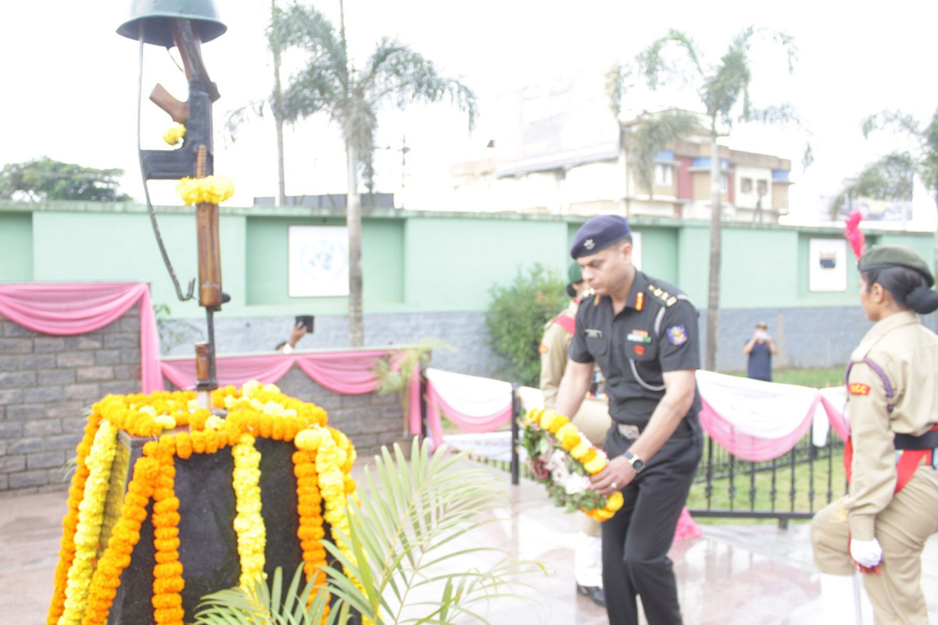 ಜಿಲ್ಲಾಡಳಿತ, ಸೈನಿಕ ಕಲ್ಯಾಣ ಮತ್ತು ಪುನರ್ವಸತಿ ಇಲಾಖೆ ಮಡಿಕೇರಿಯ ಜನರಲ್ ತಿಮ್ಮಯ್ಯ ಸ್ಮಾರಕ ಭವನದ ಆವರಣದಲ್ಲಿ ಗುರುವಾರ ಏರ್ಪಡಿಸಿದ್ದ ಸಶಸ್ತ್ರ ಪಡೆಗಳ ಧ್ವಜ ದಿನಾಚರಣೆಯಲ್ಲಿ ಯುದ್ಧ ಸ್ಮಾರಕಕ್ಕೆ ಕೂಡಿಗೆ ಸೈನಿಕ ಶಾಲೆಯ ಪ್ರಾಂಶುಪಾಲ ಕರ್ನಲ್ ಅಮರ್ ಜೀತ್‍ಸಿಂಗ್ ಅವರು ಪುಷ್ಪನಮನ ಸಲ್ಲಿಸಿದರು