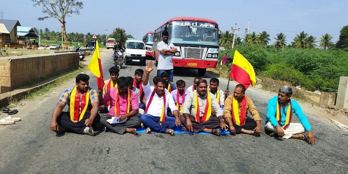 ಚಾಮರಾಜನಗರ ನಂಜನಗೂಡು ರಾಷ್ಟ್ರೀಯ ಹೆದ್ದಾರಿಯಲ್ಲಿರುವ ಸೇತುವೆಯನ್ನು ಅಭಿವೃದ್ಧಿ ಪಡಿಸುವಂತೆ ಆಗ್ರಹಿಸಿ ಸುವರ್ಣ ಕರ್ನಾಟಕ ರಕ್ಷಣಾ ವೇದಿಕೆ ಕಾರ್ಯಕರ್ತರು ಸೇತುವೆಯಲ್ಲಿ ಧರಣಿ ಕುಳಿತು ವಾಹನಗಳ ಸಂಚಾರ ತಡೆದರು