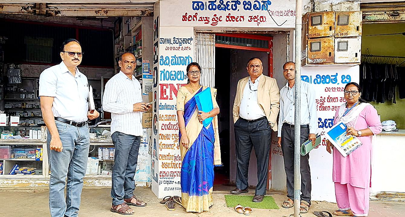 ಕಡೂರಿನಲ್ಲಿ ಅನುನತಿ ಪಡೆಯದ ಆರೋಗ್ಯ ಸಂಸ್ಥೆಗಳನ್ನು ಆರೋಗ್ಯ ಇಲಾಖೆ ಅಧಿಕಾರಿಗಳು ಪರಿಶೀಲಿಸಿದರು. ಡಾ.ಅಶ್ವತ್ಥ್‌  ಬಾಬು, ಡಾ.ಶಶಿಕಲಾ, ಡಾ.ರವಿಕುಮಾರ್ ಇದ್ದರು