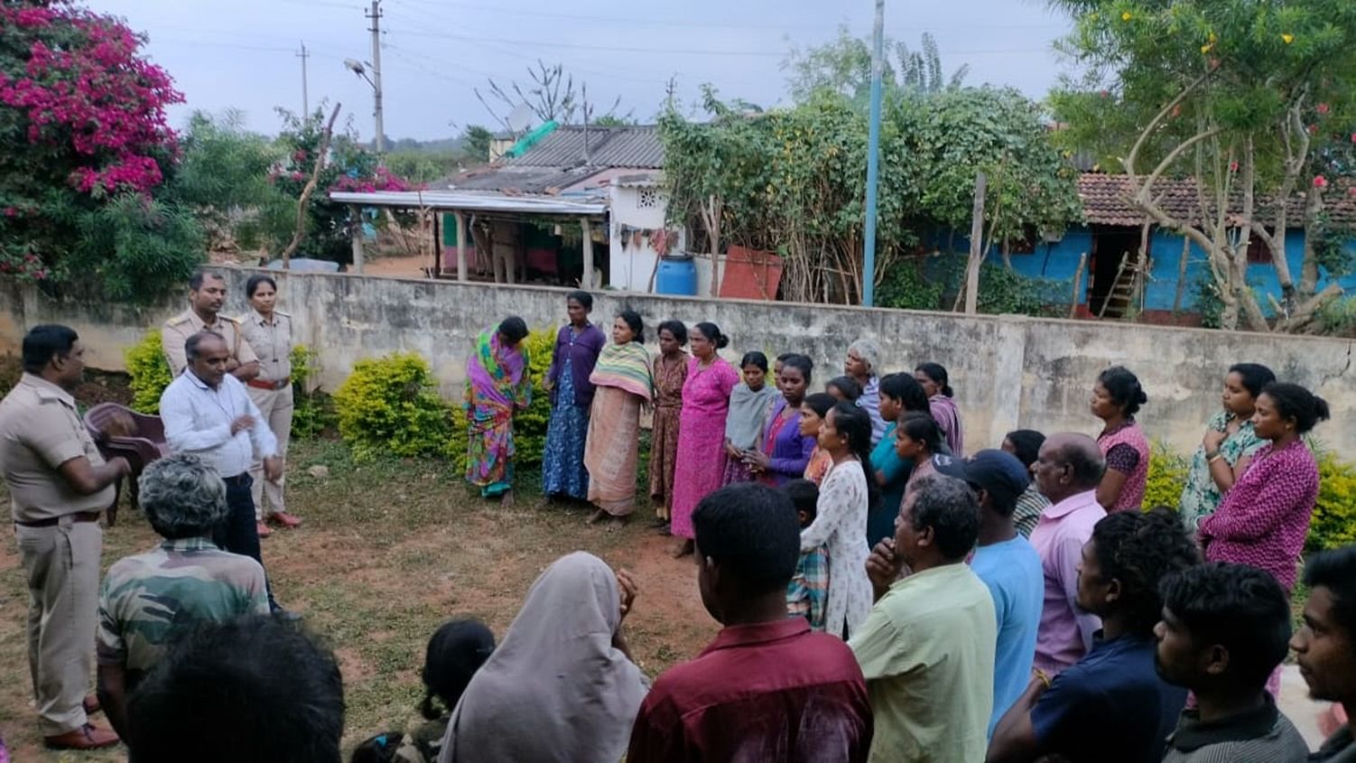 ಹಾಡಿಯೊಂದರಲ್ಲಿ ಅಬಕಾರಿ ಇಲಾಖೆಯ ಅಧಿಕಾರಿಗಳು ಮತ್ತು ಸಿಬ್ಬಂದಿ ನಿವಾಸಿಗಳಿಗೆ ಜಾಗೃತಿ ಮೂಡಿಸುತ್ತಿರುವುದು