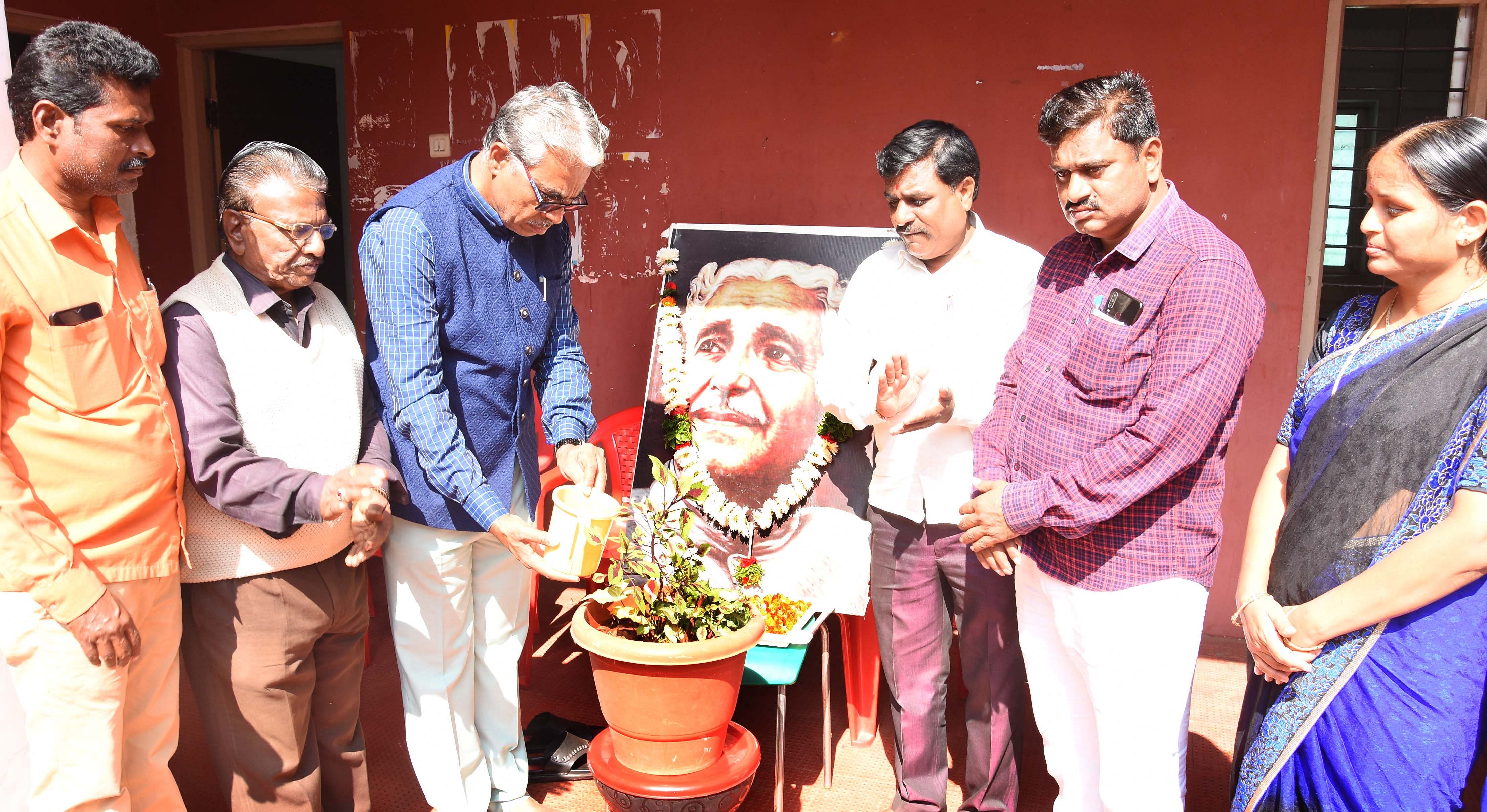 ಬೀದರ್‌ನಲ್ಲಿ ಶುಕ್ರವಾರ ಏರ್ಪಡಿಸಿದ್ದ ವಿಶ್ವ ಮಾನವ ದಿನಾಚರಣೆಯನ್ನು ಬೀದರ್ ವಿಶ್ವವಿದ್ಯಾಲಯದ ಕಲಾ ನಿಕಾಯದ ಡೀನ್ ಜಗನ್ನಾಥ ಹೆಬ್ಬಾಳೆ ಅವರು ಸಸಿಗೆ ನೀರೆರೆದು ಉದ್ಘಾಟಿಸಿದರು