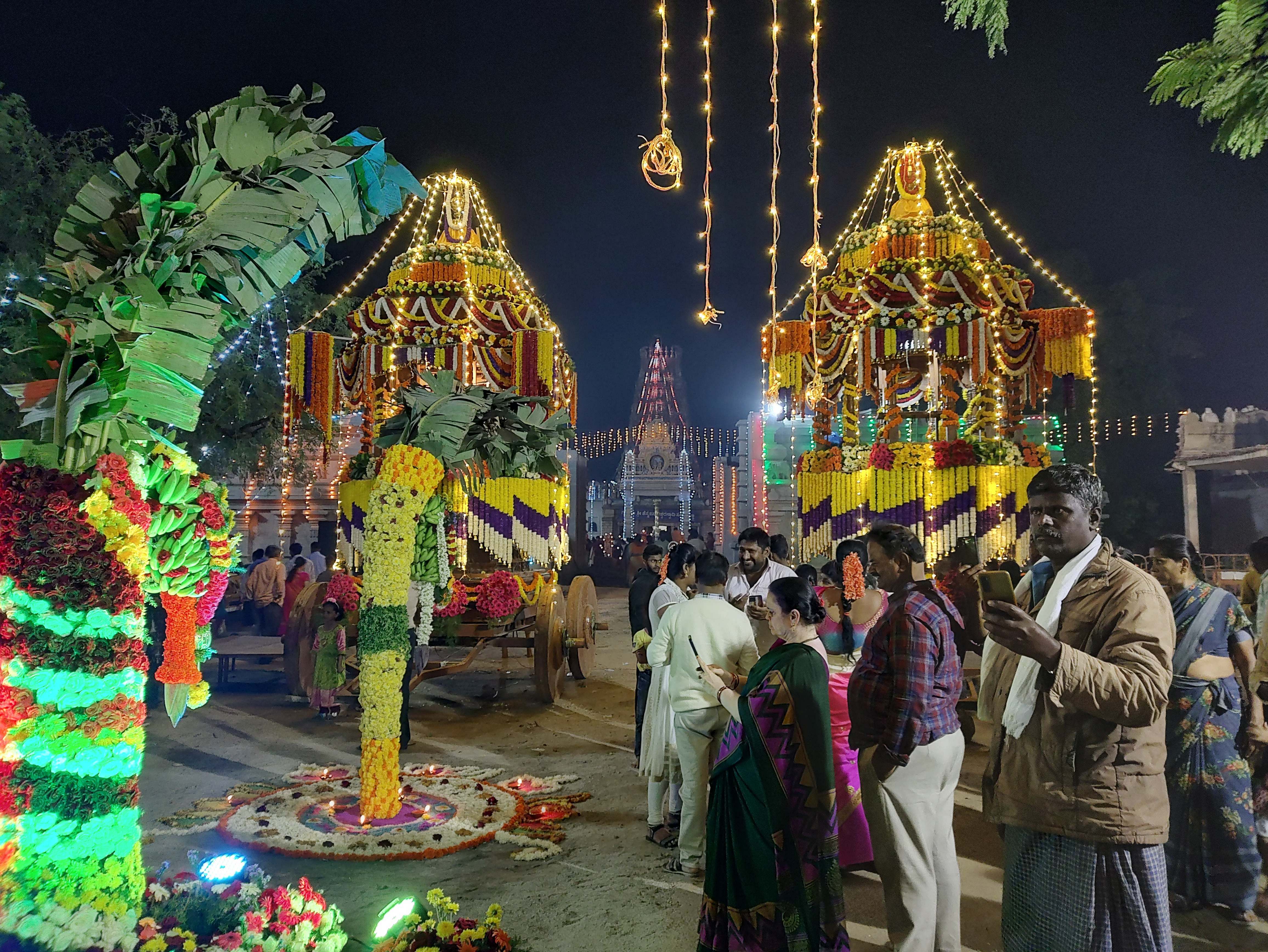 ಗುಬ್ಬಿಯಲ್ಲಿ ಹೂವಿನ ವಾಹನದ ಅಂಗವಾಗಿ ವಿಶೇಷವಾಗಿ ಅಲಂಕೃತಗೊಂಡ ರಥ