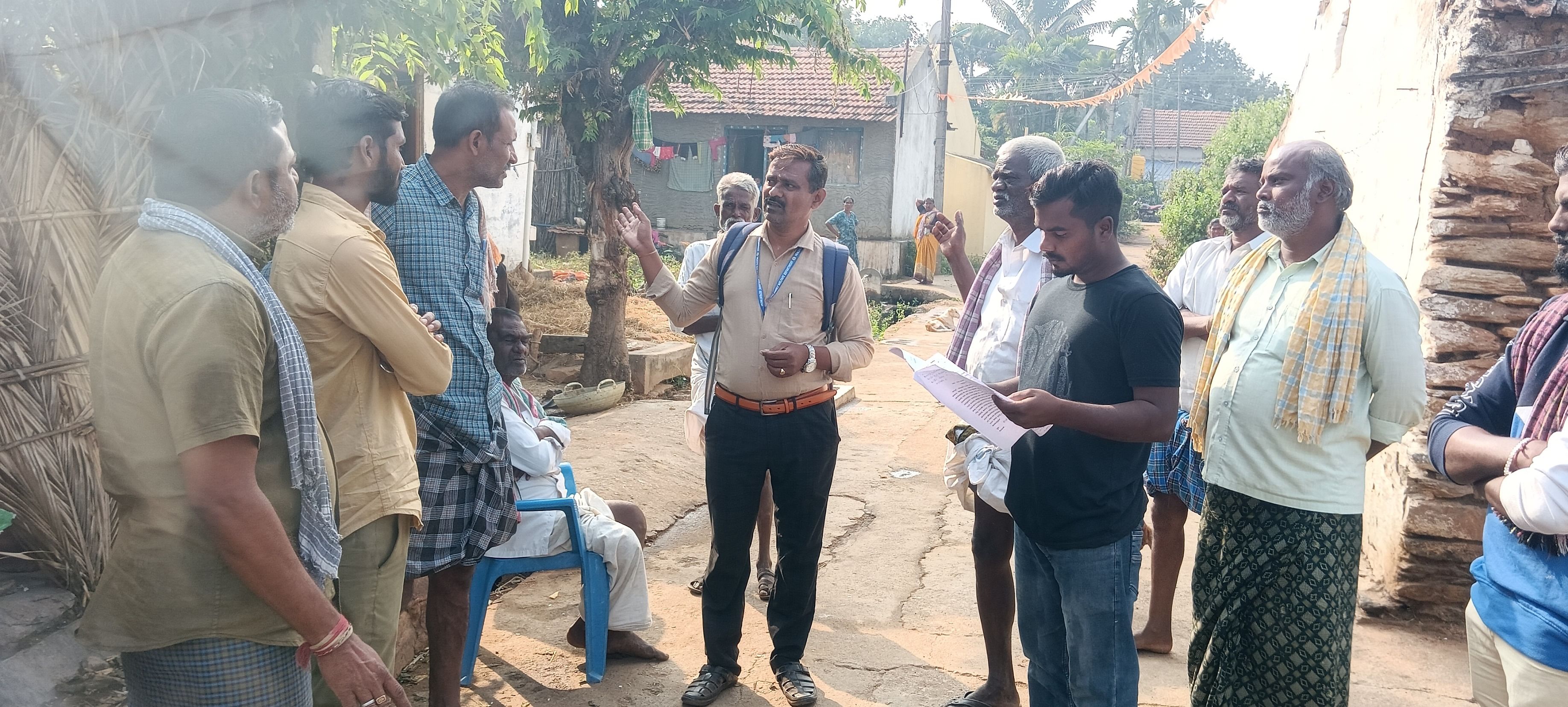 ಕಡರನಾಯ್ಕನಹಳ್ಳಿ ಸಮೀಪದ ಹಿಂಡಸಘಟ್ಟ ಗ್ರಾಮದ ಪರಿಶಿಷ್ಟರ ಕೇರಿಗಳ ನೀರು ಚರಂಡಿ ಅವ್ಯವಸ್ಥೆ ಬಗ್ಗೆ ಆರೋಗ್ಯ ಇಲಾಖೆ ಮತ್ತು ಸ್ಥಳೀಯ ಗ್ರಾಮ ಪಂಚಾಯಿತಿ ಸದಸ್ಯರು, ಗ್ರಾಮಸ್ಥರು ಪರಿಶೀಲಿಸಿದರು