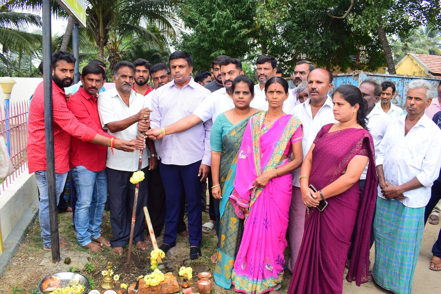 ಮಂಡ್ಯ ವಿಧಾನಸಭಾ ಕ್ಷೇತ್ರ ವ್ಯಾಪ್ತಿಯಲ್ಲಿ ವಿವಿಧ ಅಭಿವೃದ್ದಿ ಕಾಮಗಾರಿಗಳಿಗೆ ಸೋಮವಾರ ಶಾಸಕ ರವಿಕುಮಾರ್‌ಗೌಡ ಗಣಿಗ ಭೂಮಿಪೂಜೆ ನೆರವೇರಿಸಿದರು. ಮನ್‌ಮುಲ್‌ ನಿರ್ದೇಶಕ ಉಮ್ಮಡಹಳ್ಳಿ ಶಿವಕುಮಾರ್, ಹೊಸಬೂದನೂರು ಗ್ರಾ.ಪಂ. ಅಧ್ಯಕ್ಷೆ ಮಾನಸಾ, ಉಪಾಧ್ಯಕ್ಷೆ ಜಯಲಕ್ಷ್ಮಿ ಇದ್ದರು