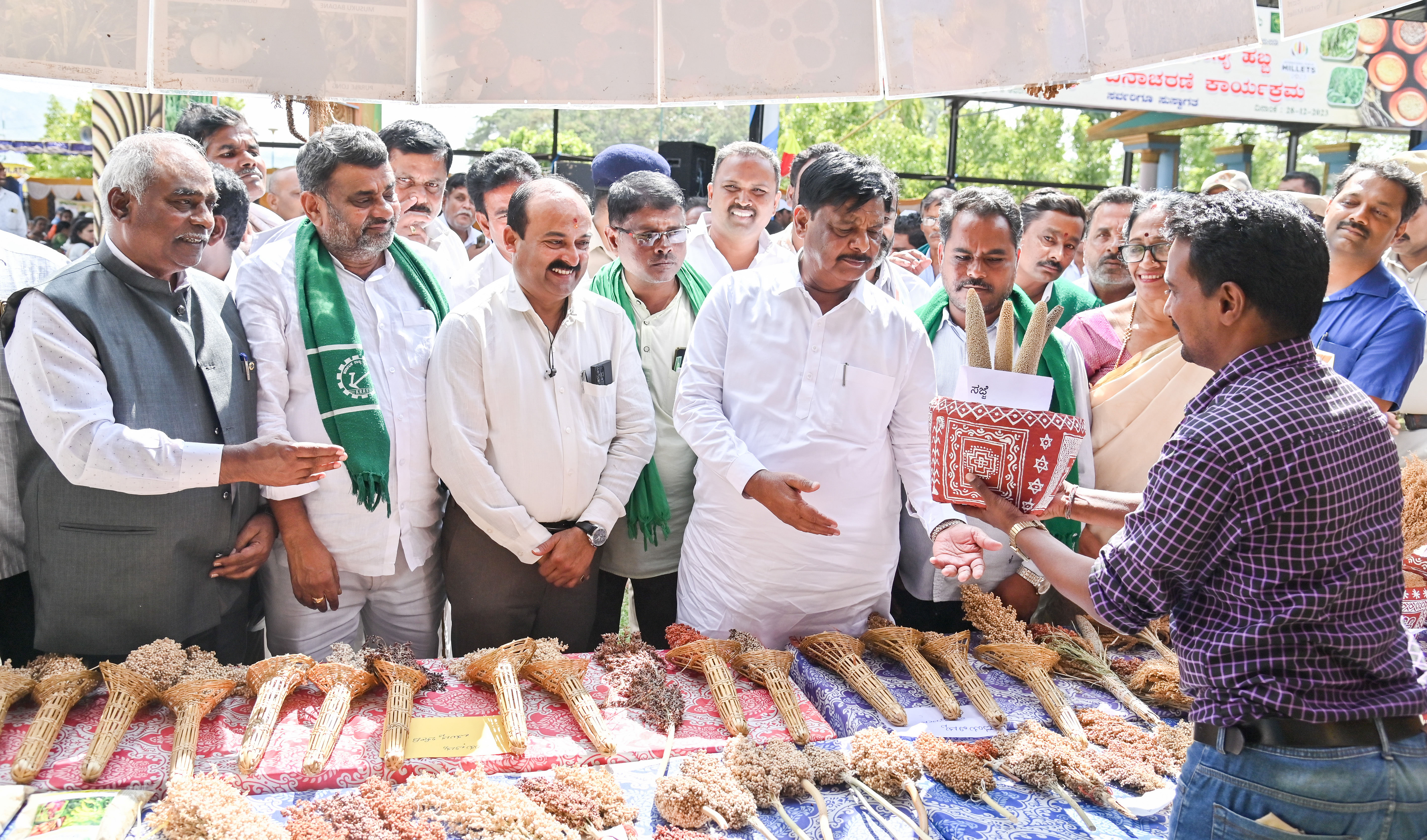 ಮೈಸೂರಿನ ವಸ್ತುಪ್ರದರ್ಶನ ಆವರಣದಲ್ಲಿ ಕೃಷಿ ಇಲಾಖೆ ಗುರುವಾರ ಆಯೋಜಿಸಿದ್ದ ಸಿರಿಧಾನ್ಯ ಹಬ್ಬದಲ್ಲಿ ಜಿಲ್ಲಾ ಉಸ್ತುವಾರಿ ಸಚಿವ ಡಾ.ಎಚ್.ಸಿ.ಮಹದೇವಪ್ಪ ಅವರು ಸಿರಿಧಾನ್ಯ ಕೃಷಿಕರೊಂದಿಗೆ ಮಾತನಾಡಿದರು. ಬಡಗಲಪುರ ನಾಗೇಂದ್ರ, ಬಿ.ಎಸ್‌.ಚಂದ್ರಶೇಖರ್‌, ಮರಂಕಯ್ಯ, ಸುನೀತಾ ವೀರಪ್ಪ ಗೌಡ ಭಾಗವಹಿಸಿದ್ದರು –ಪ್ರಜಾವಾಣಿ ಚಿತ್ರ