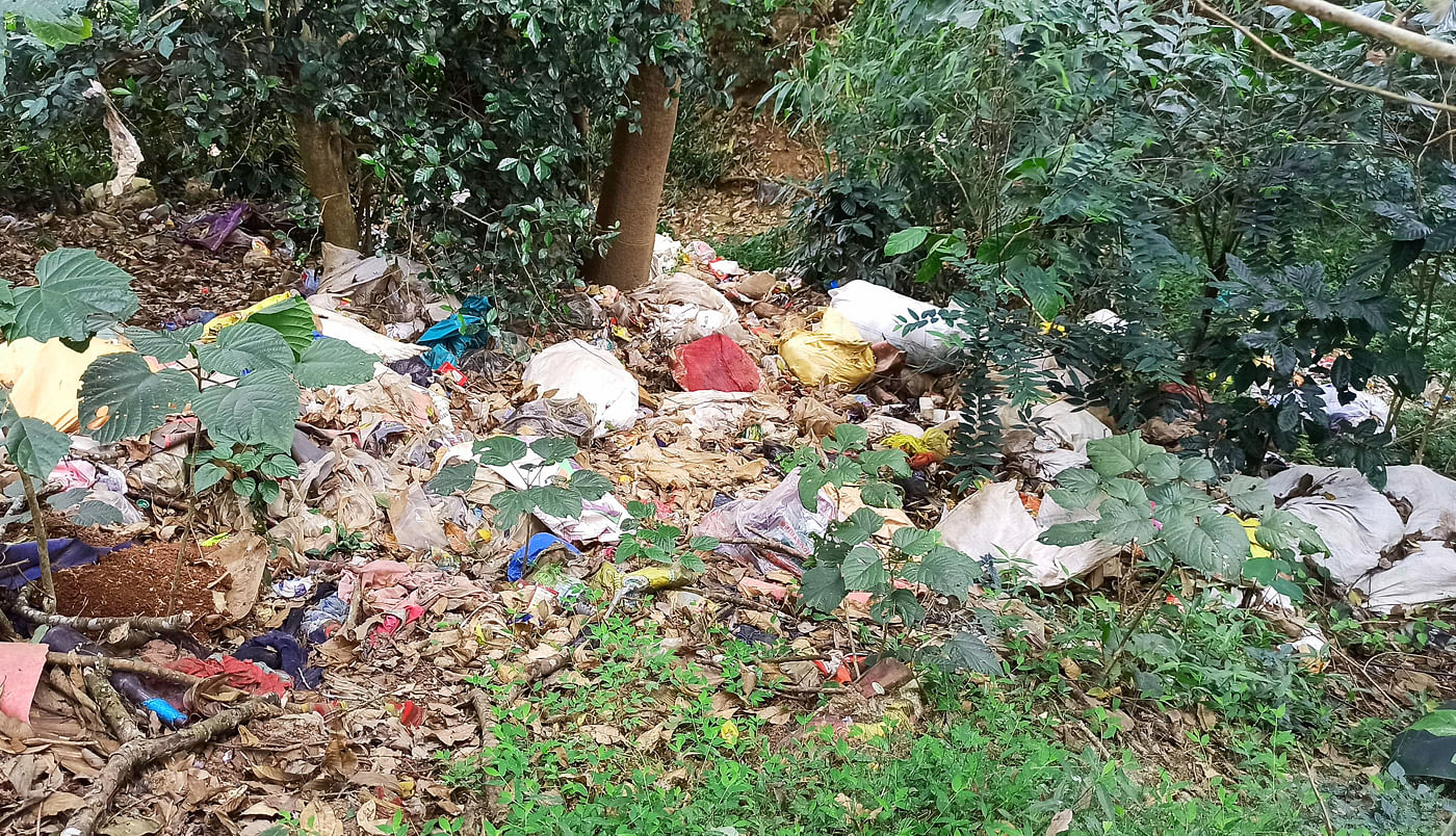 ಕಾವೇರಿ ಸೇತುವೆ ಸಮೀಪ ಹಾಕಿರುವ ಕಸ