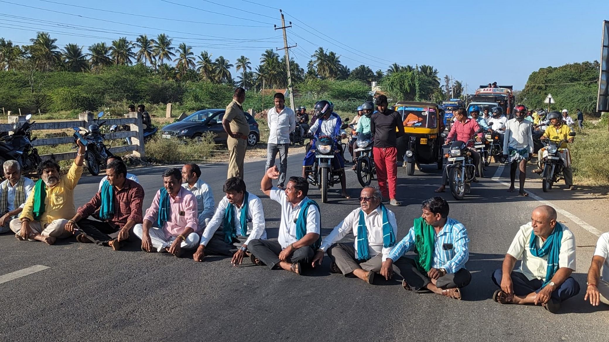 ಸಚಿವ ಶಿವಾನಂದ ಪಾಟೀಲ ವಿರುದ್ಧ ಕರ್ನಾಟಕ ರಾಜ್ಯ ರೈತ ಸಂಘದ ಜಿಲ್ಲಾ ಘಟಕದ ‍ಪ‍ದಾಧಿಕಾರಿಗಳು ಹಾಗೂ ಕಾರ್ಯಕರ್ತರು ಮಂಗಳವಾರ ಚಾಮರಾಜನಗರದಲ್ಲಿ ರಾಷ್ಟ್ರೀಯ ಹೆದ್ದಾರಿಯಲ್ಲಿ ವಾಹನಗಳ ಸಂಚಾರ ತಡೆದು ಪ್ರತಿಭಟನೆ ನಡೆಸಿದರು