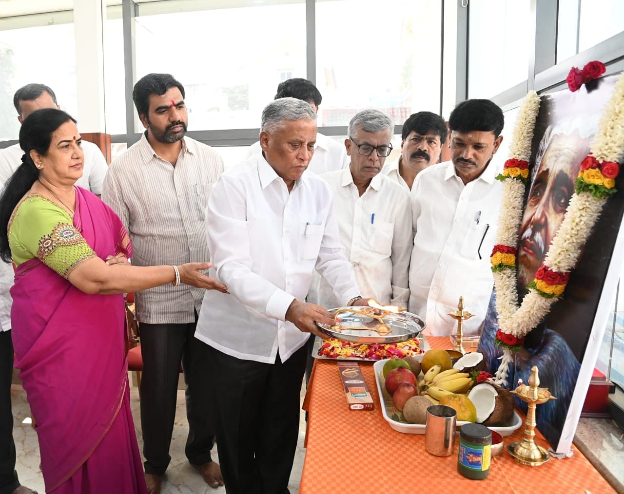 ವಿ.ಸೋಮಣ್ಣ ಪ್ರತಿಷ್ಠಾನ ವತಿಯಿಂದ ಕುವೆಂಪು ಭಾವಚಿತ್ರಕ್ಕೆ ಪುಷ್ಪ ನಮನ ಸಲ್ಲಿಸಲಾಯಿತು.