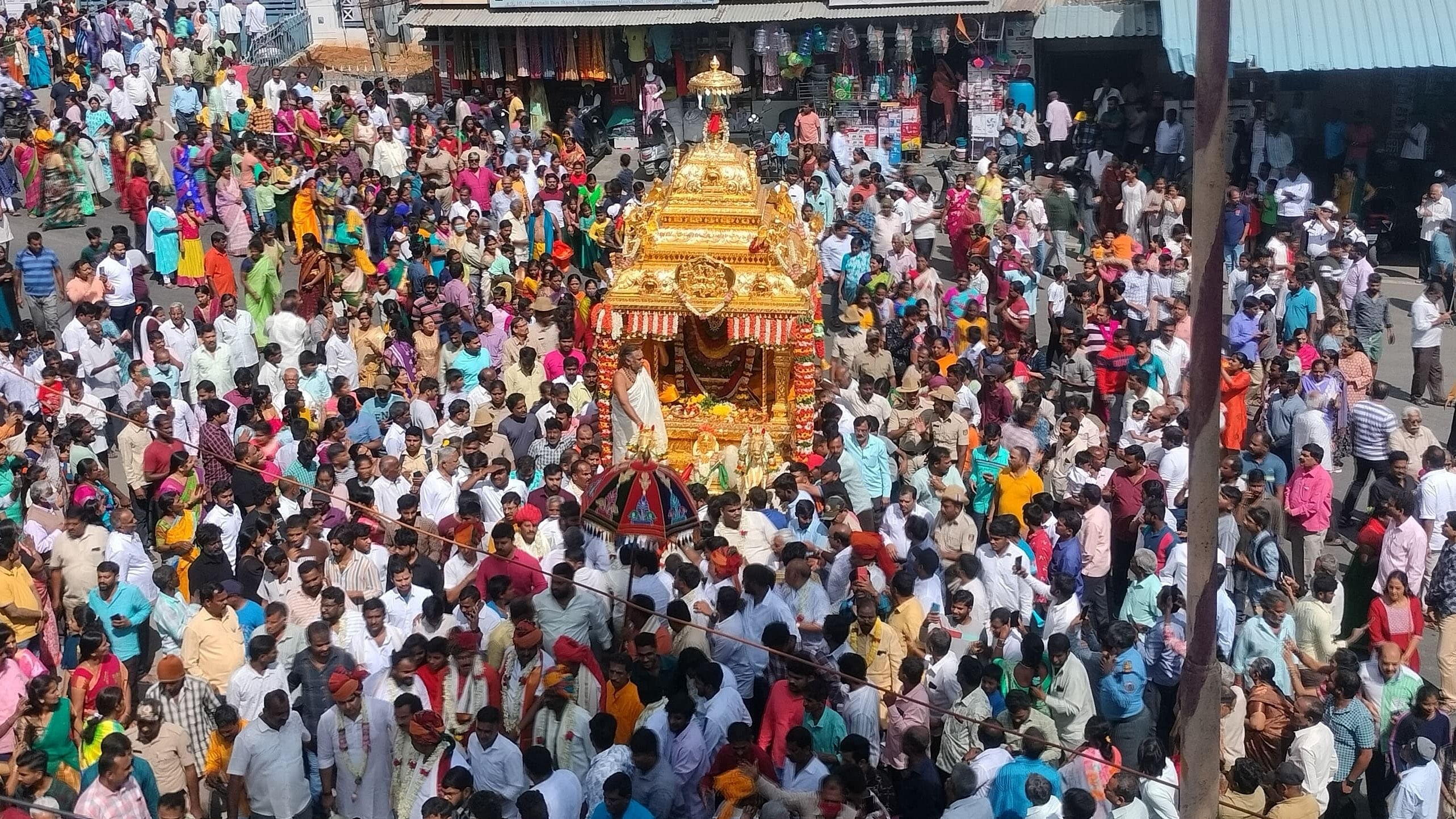 ಬೆಂಗಳೂರು ದಕ್ಷಿಣ ವಿಧಾನಸಭಾ ಕ್ಷೇತ್ರ ವ್ಯಾಪ್ತಿಯ ಉತ್ತರಹಳ್ಳಿಯ ವೀರಾಂಜನೇಯ ಸ್ವಾಮಿ ದೇವಾಲಯದಲ್ಲಿ ವೀರಾಂಜನೇಯ ಸ್ವಾಮಿಯ ಚಿನ್ನ ಲೇಪಿತ ಬ್ರಹ್ಮರಥೋತ್ಸವವು ಭಾನುವಾರ ವಿಜೃಂಭಣೆಯಿಂದ ನಡೆಯಿತು