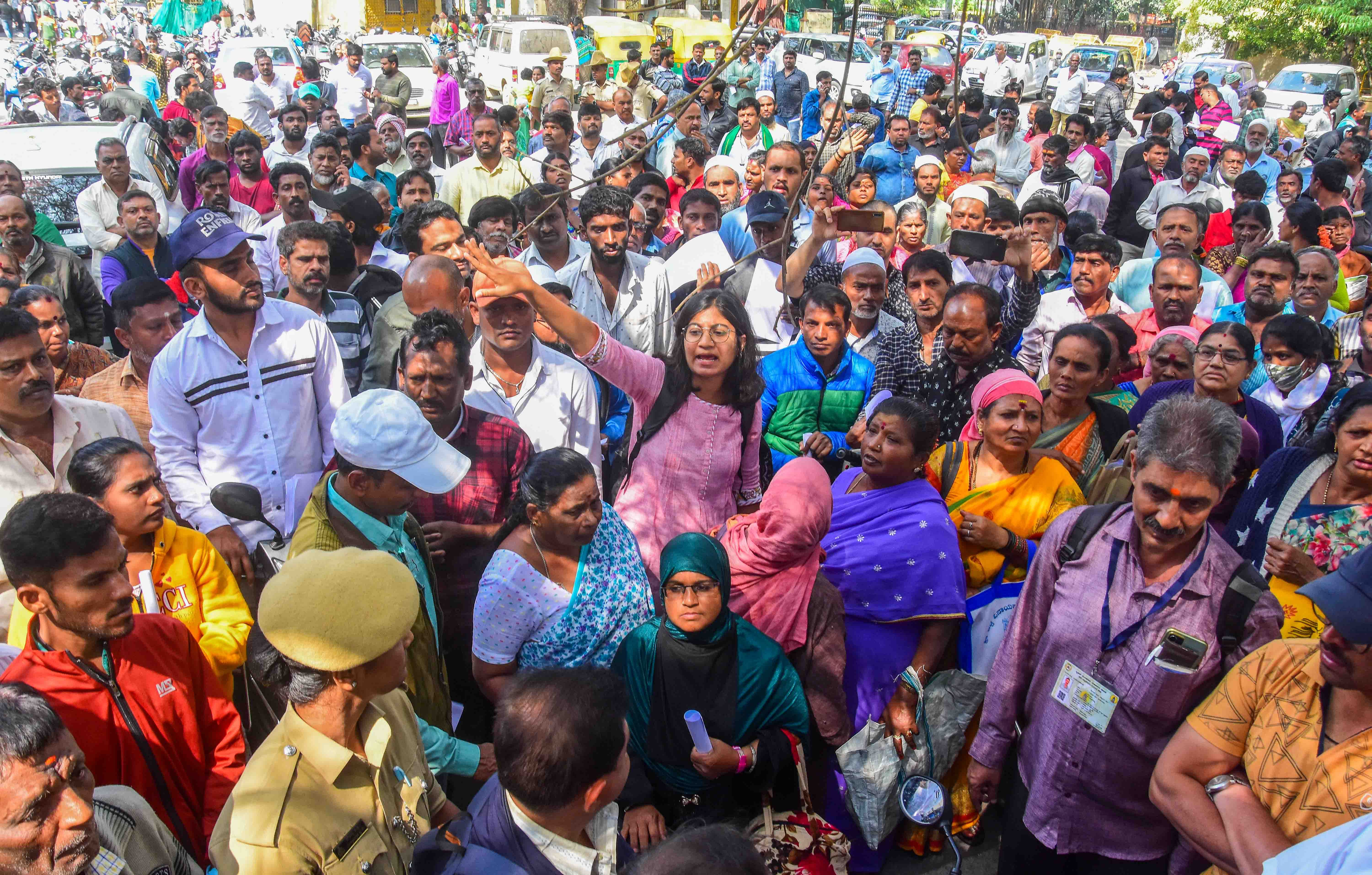 ಬೆಂಗಳೂರು ಜಿಲ್ಲಾ ಬೀದಿ ಬದಿ ವ್ಯಾಪಾರಿ ಸಂಘಟನೆಗಳ ಒಕ್ಕೂಟ ಮತ್ತು ಕರ್ನಾಟಕ ಪ್ರಗತಿಪರ ಬೀದಿ ವ್ಯಾಪಾರಿಗಳ ಸಂಘಟನೆಯ ಸದಸ್ಯರು ಬಿಬಿಎಂಪಿ ಕಚೇರಿಯ ಆವರಣದಲ್ಲಿ ಮಂಗಳವಾರ ಪ್ರತಿಭಟನೆ ಮಾಡಿದರು –ಪ್ರಜಾವಾಣಿ ಚಿತ್ರ