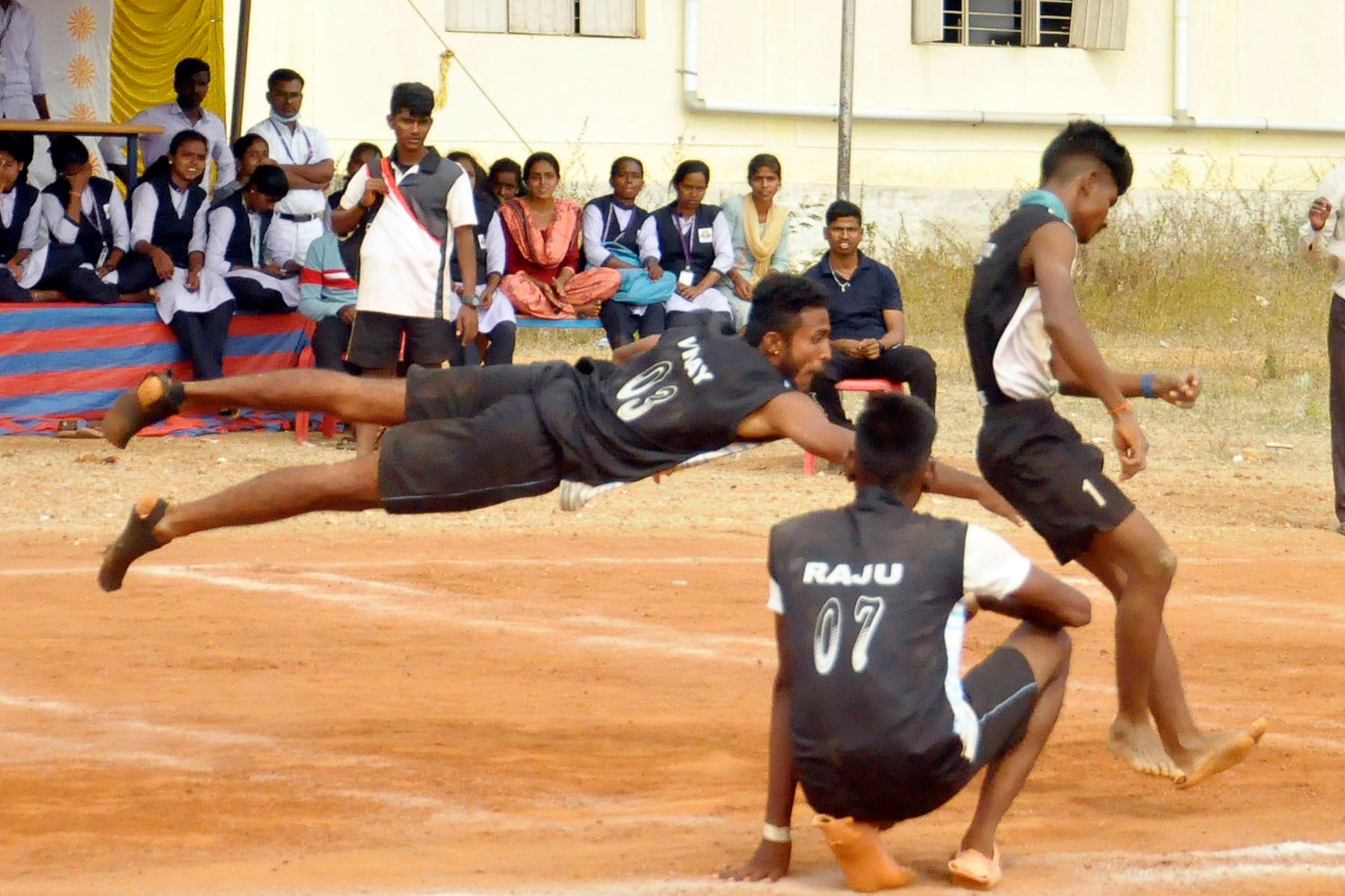 ಕೂಡ್ಲಿಗಿ ಪಟ್ಟಣದ ಎಸ್‍ಎವಿಟಿ ಪ್ರಥಮ ದರ್ಜೆ ಕಾಲೇಜಿನಲ್ಲಿ ಮಂಗಳವಾರ ನಡೆದ ಕೊಕ್ಕೊ ಟೂರ್ನಿಯ ಪುರುಷರ ವಿಭಾಗದಲ್ಲಿ ನಡೆದ ಪಂದ್ಯದ ನೋಟ